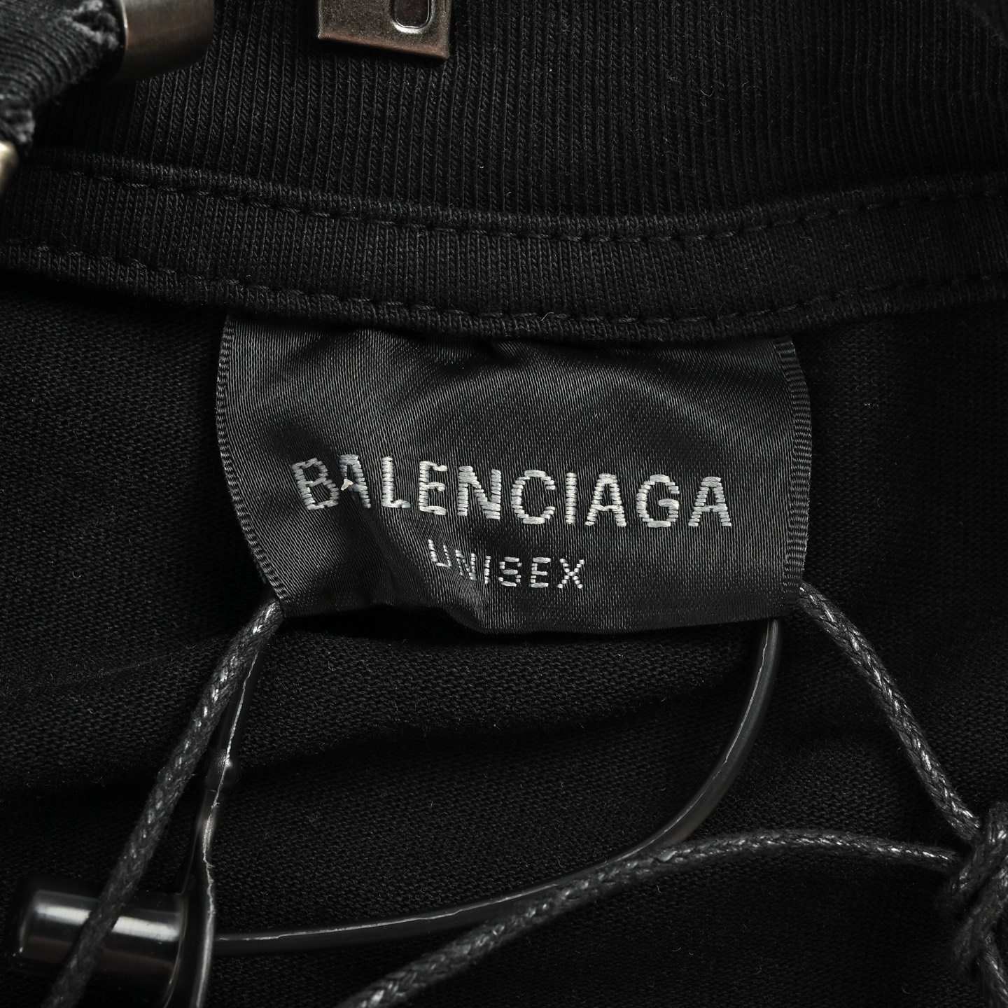 Balenciaga/巴黎世家 26ss 领口刻字logo金属环扣穿刺短袖