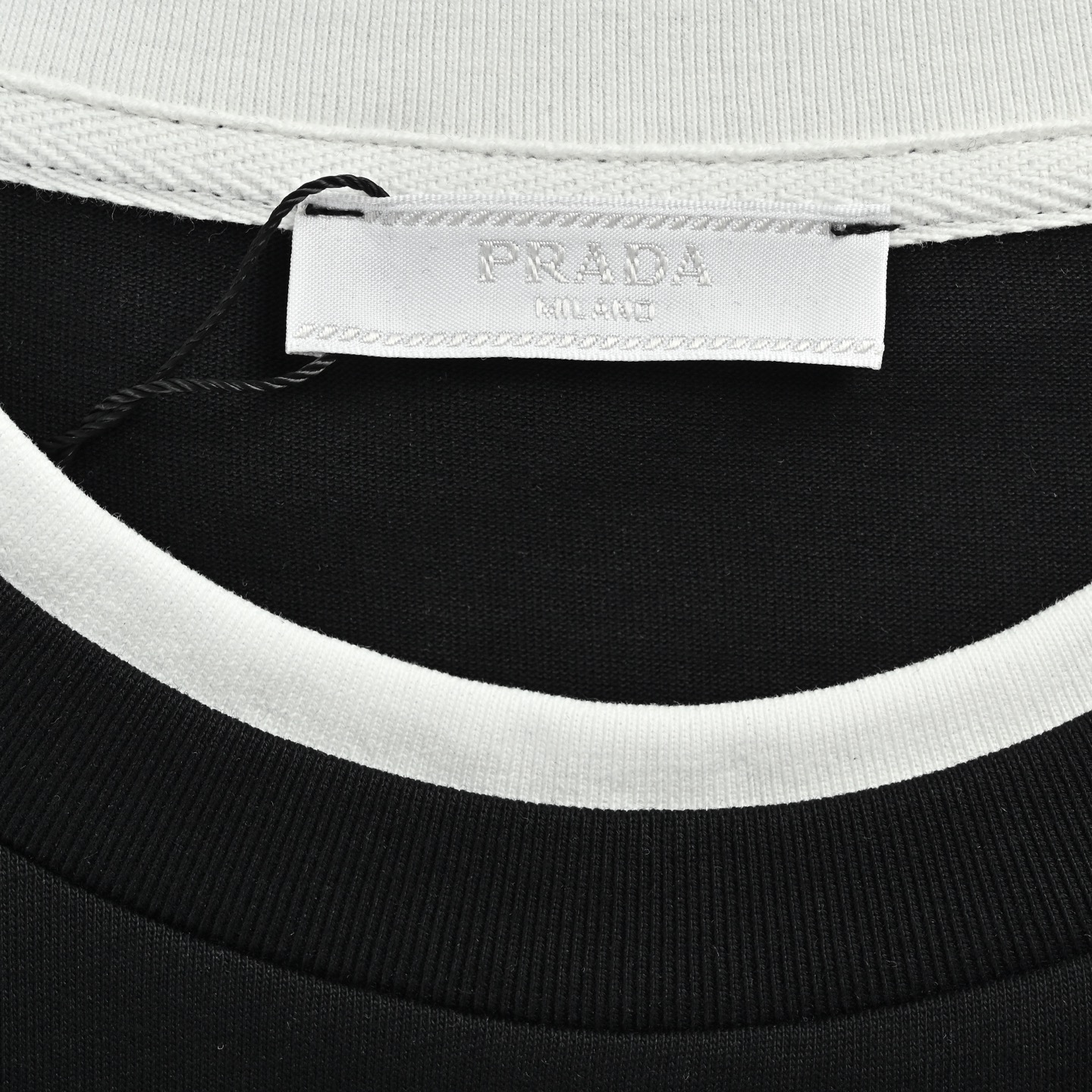 Prada/普拉达 三角布标假两件短袖-莆田鞋,莆田鞋货源,高仿鞋,高仿鞋货源,安福档口,莆田高仿鞋,莆田鞋批发,高仿鞋批发,莆田高仿运动鞋,高仿运动鞋,莆田运动鞋 Prada/普拉达 三角布标假两件短袖