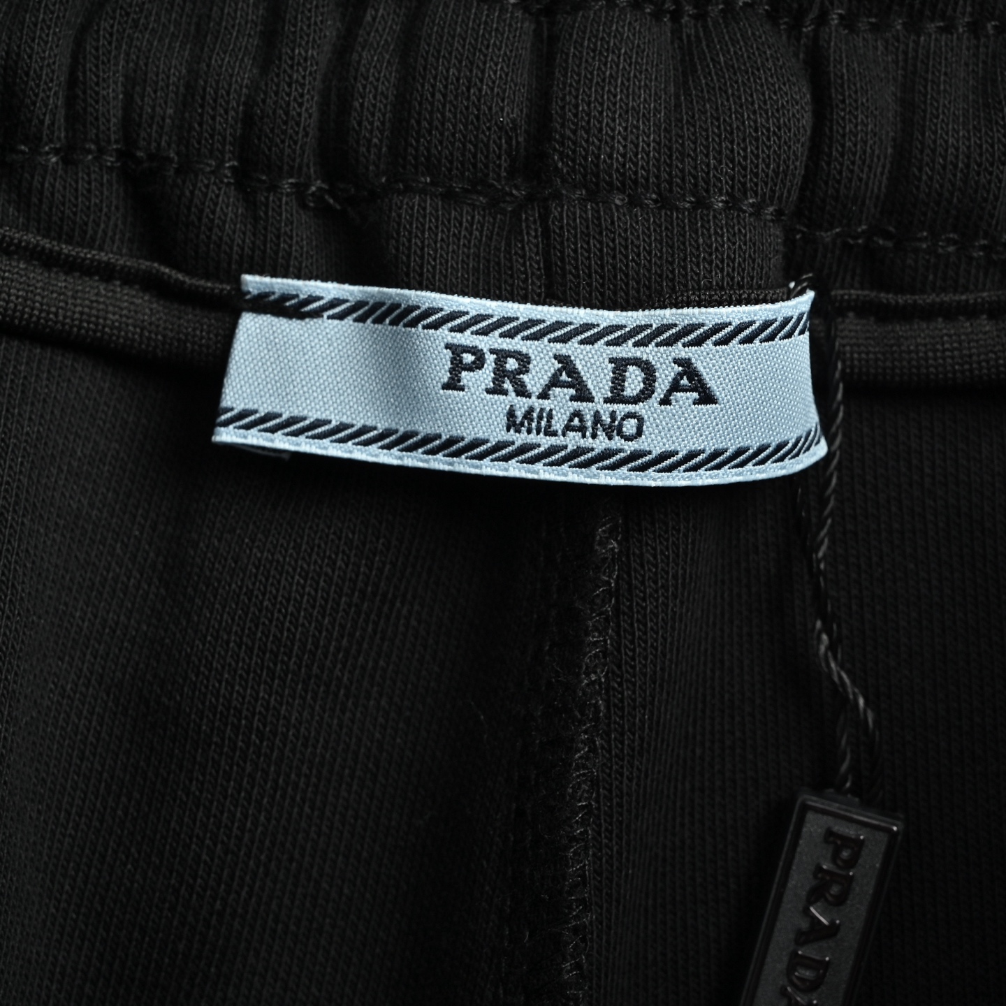 Prada/普拉达 下摆条纹拼接三角标短裤 白色 黑色