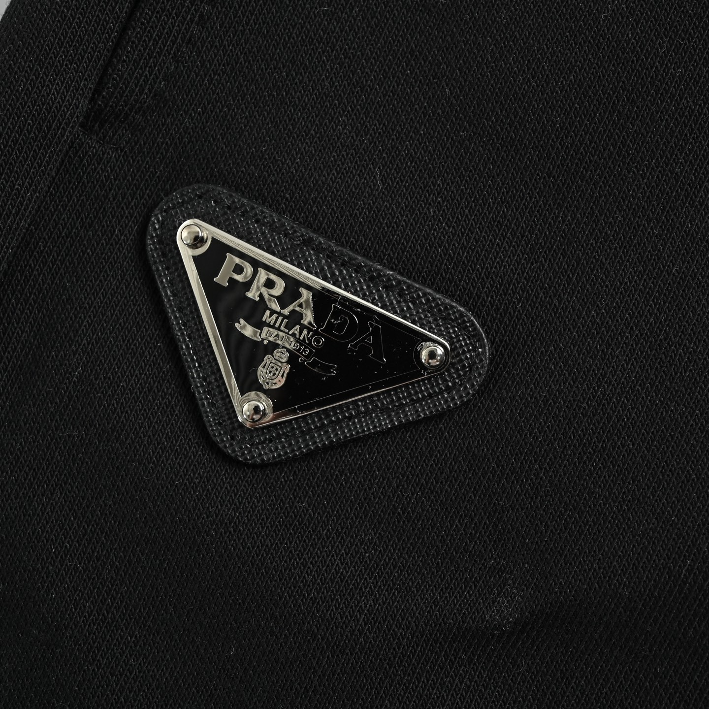 Prada/普拉达 下摆条纹拼接三角标短裤 白色 黑色