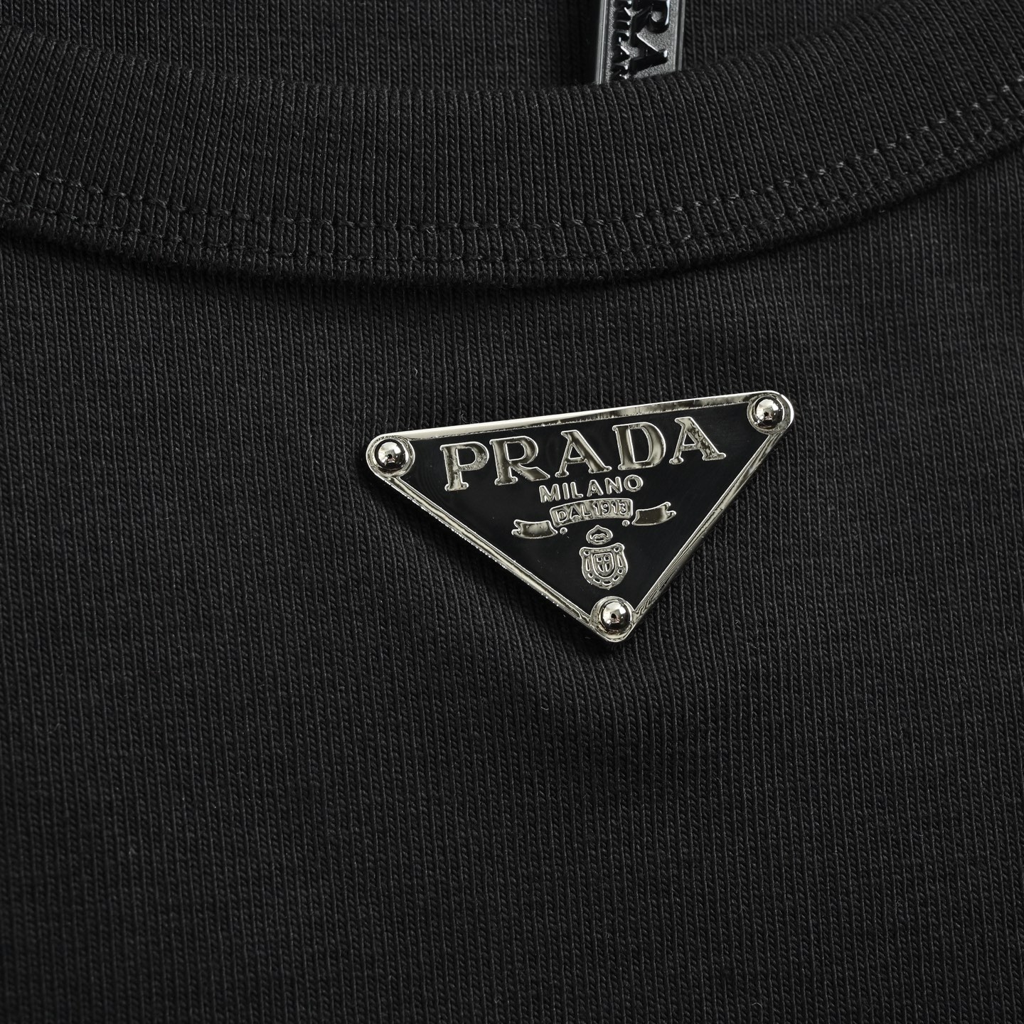 PRADA/普拉达 珐琅三角标无袖背心 白色/黑色 PRADA/普拉达 珐琅三角标无袖背心 白色/黑色