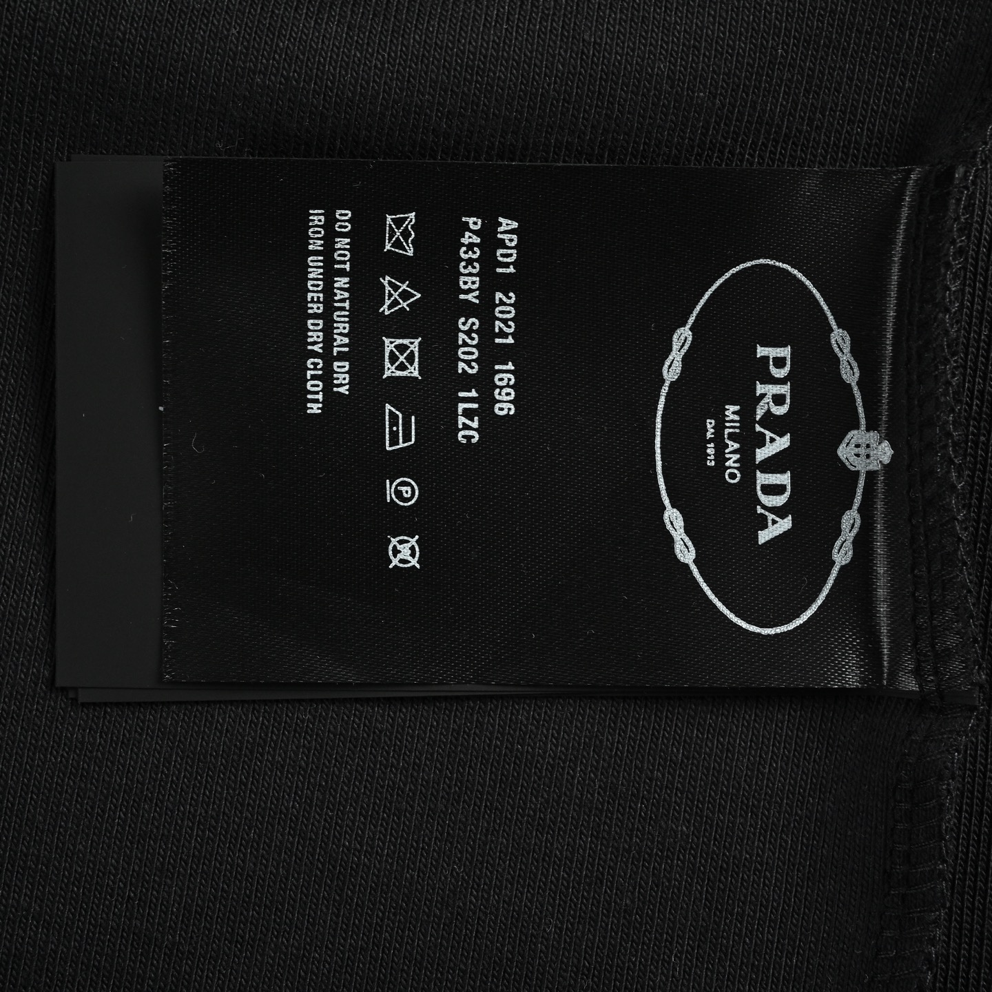 PRADA/普拉达 珐琅三角标无袖背心 白色/黑色 PRADA/普拉达 珐琅三角标无袖背心 白色/黑色