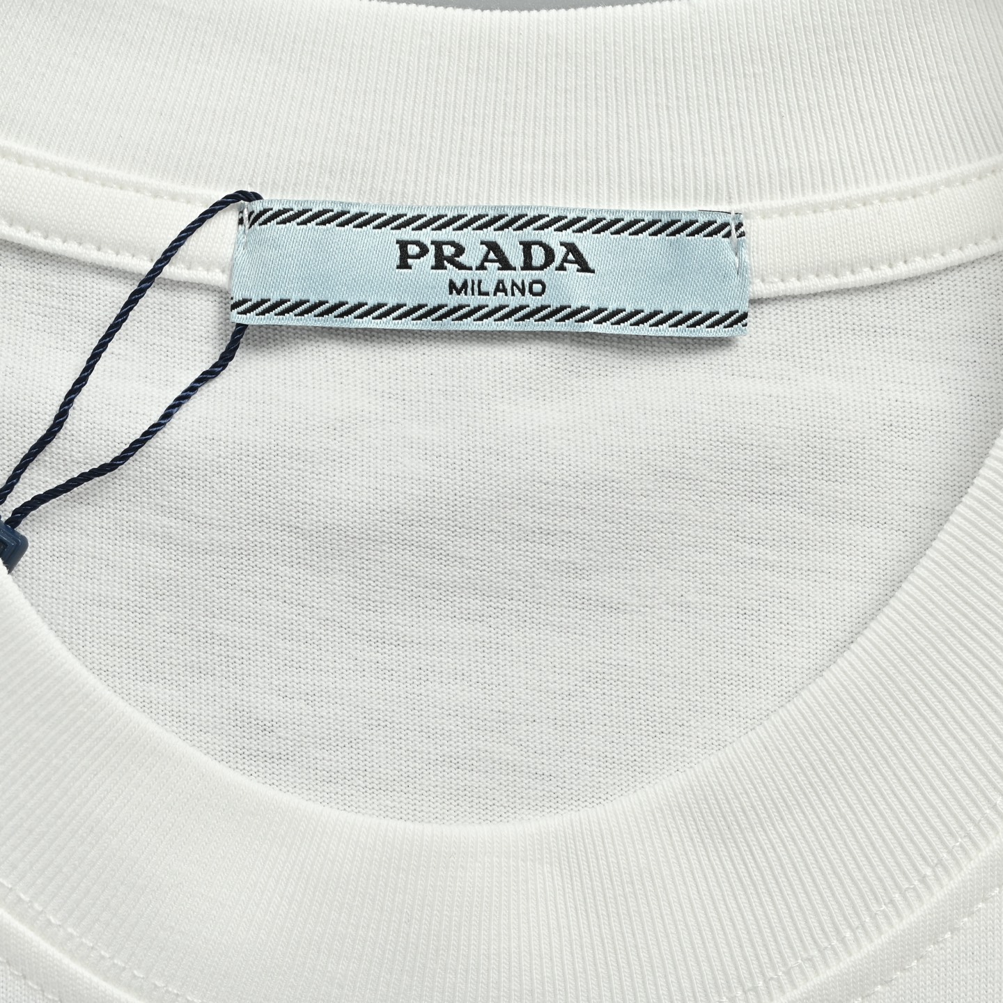Prada/普拉达 字母logo压胶印花短袖 白色-Chinese UA Cheap High Quatity Brand Clothes Bags handbags Sneakers wholesale wholesaler seller from China Factory suppliers Fashion Clothing Shoes best Quality Beautiful Price Prada/普拉达 字母logo压胶印花短袖 白色