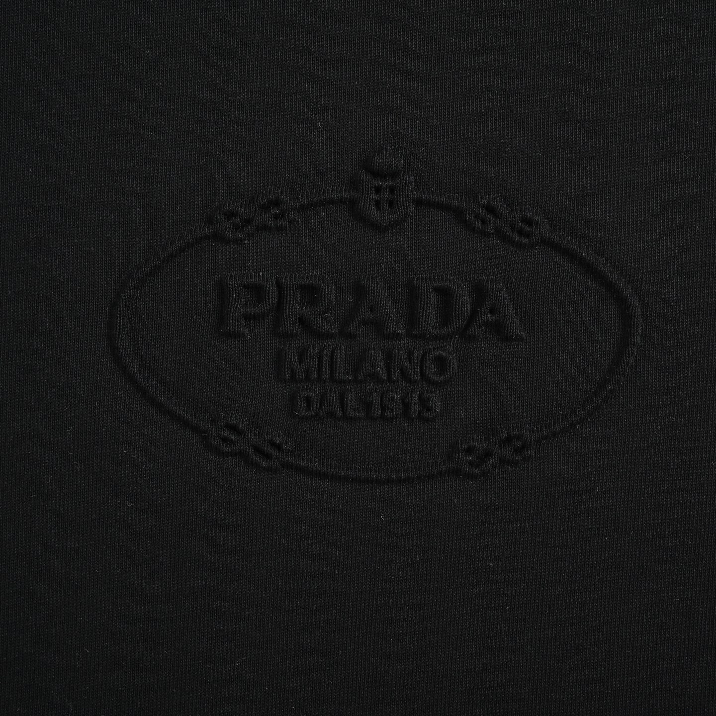 Prada/普拉达 胸前浮雕压花徽标短袖 黑色 白色-莆田鞋,莆田鞋货源,高仿鞋,高仿鞋货源,安福档口,莆田高仿鞋,莆田鞋批发,高仿鞋批发,莆田高仿运动鞋,高仿运动鞋,莆田运动鞋 Prada/普拉达 胸前浮雕压花徽标短袖 黑色 白色