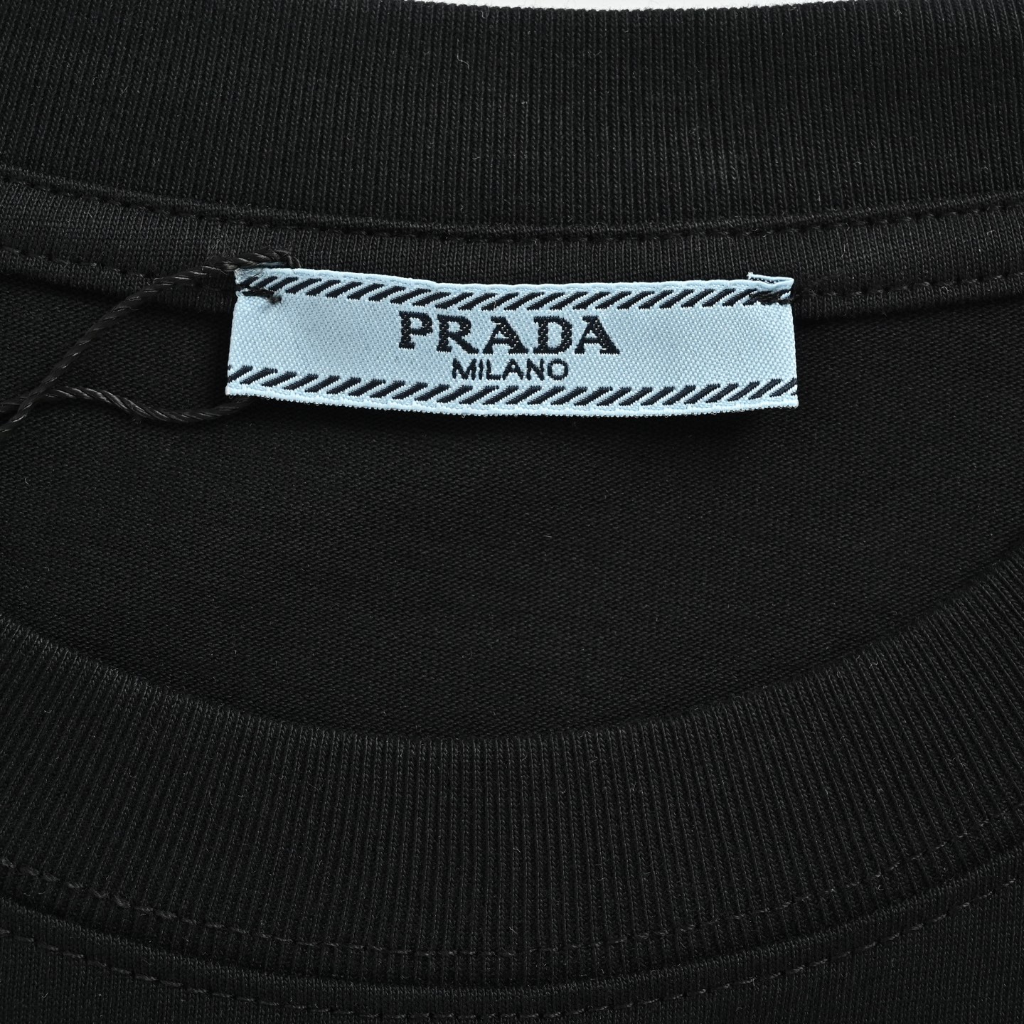 Prada/普拉达 胸前浮雕压花徽标短袖 黑色 白色-莆田鞋,莆田鞋货源,高仿鞋,高仿鞋货源,安福档口,莆田高仿鞋,莆田鞋批发,高仿鞋批发,莆田高仿运动鞋,高仿运动鞋,莆田运动鞋 Prada/普拉达 胸前浮雕压花徽标短袖 黑色 白色
