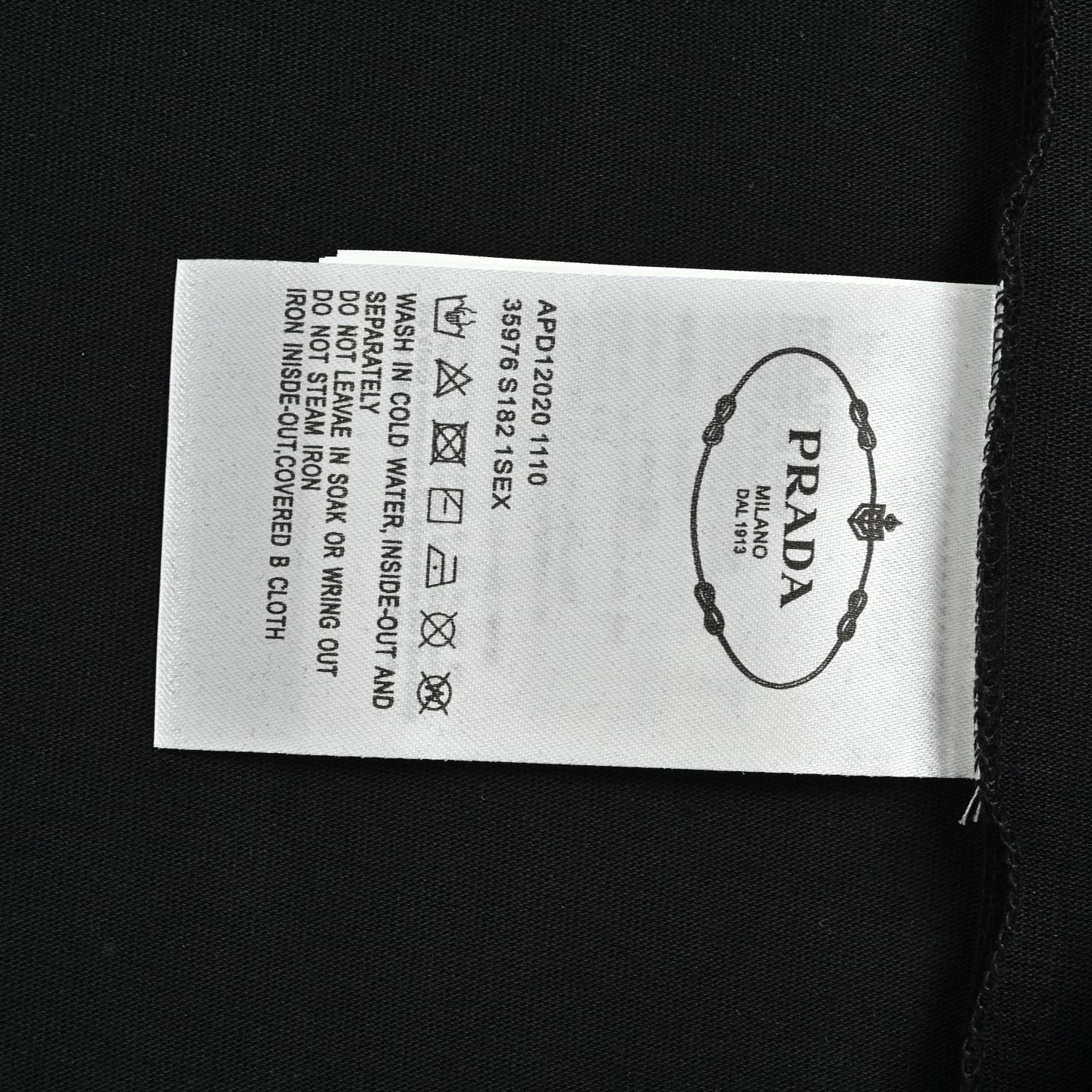 Prada/普拉达 胸前浮雕压花徽标短袖 黑色 白色-莆田鞋,莆田鞋货源,高仿鞋,高仿鞋货源,安福档口,莆田高仿鞋,莆田鞋批发,高仿鞋批发,莆田高仿运动鞋,高仿运动鞋,莆田运动鞋 Prada/普拉达 胸前浮雕压花徽标短袖 黑色 白色