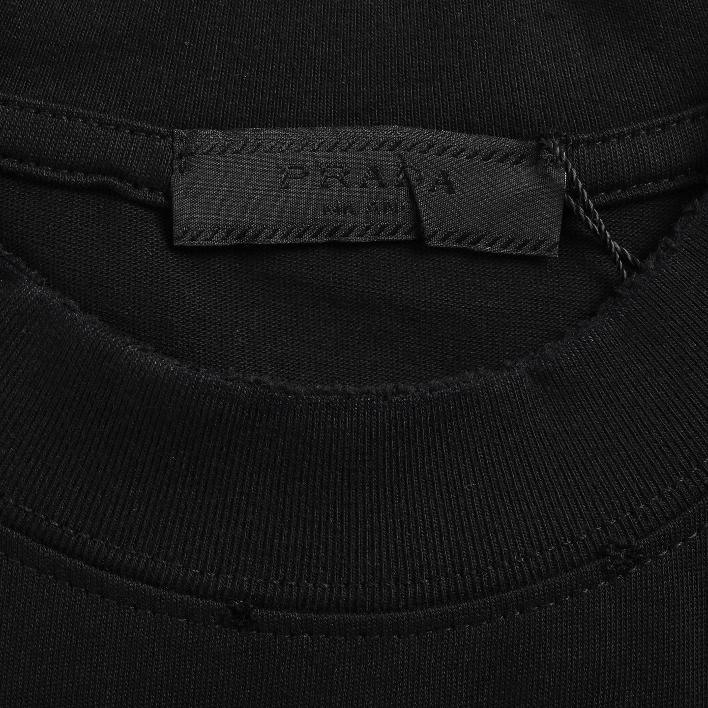 Prada/普拉达 26ss 贴布绣字母明线短袖 白色 黑色 Prada/普拉达 26ss 贴布绣字母明线短袖 白色 黑色