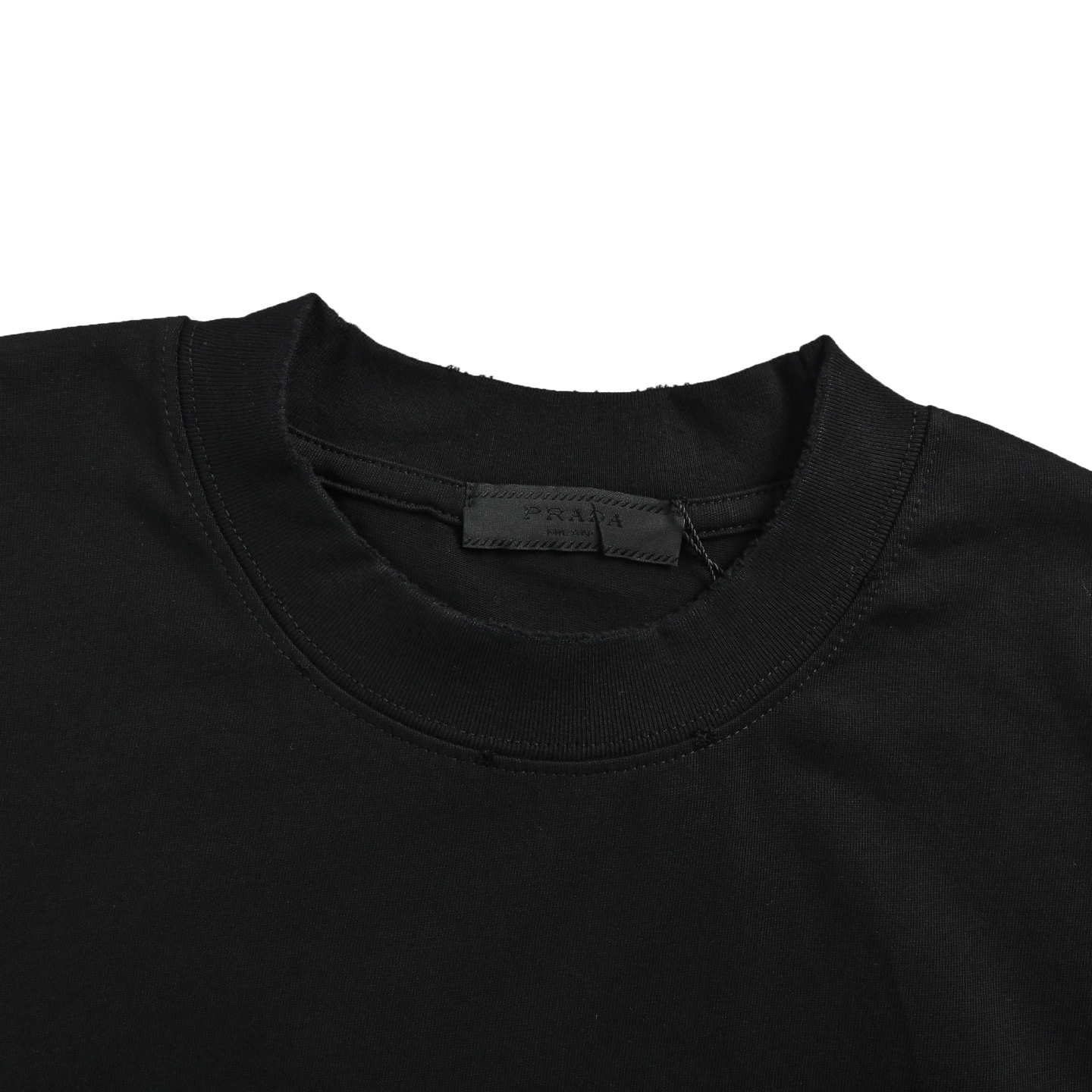 Prada/普拉达 26ss 贴布绣字母明线短袖 白色 黑色 Prada/普拉达 26ss 贴布绣字母明线短袖 白色 黑色