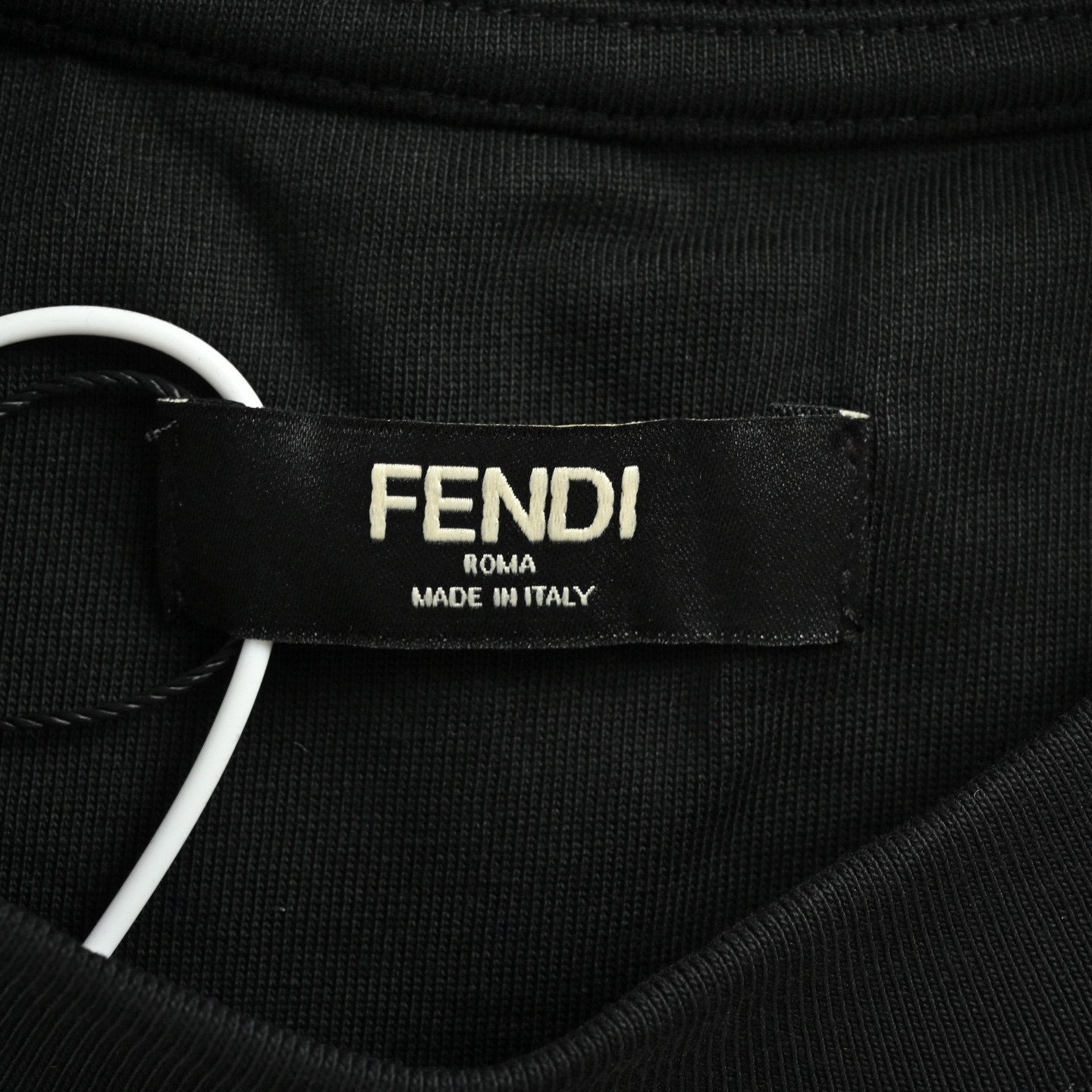 Fendi/芬迪 26ss 蓝字母刺绣短袖 轻奢主义 黑色/白色 Fendi/芬迪 26ss 蓝字母刺绣短袖 轻奢主义 黑色/白色