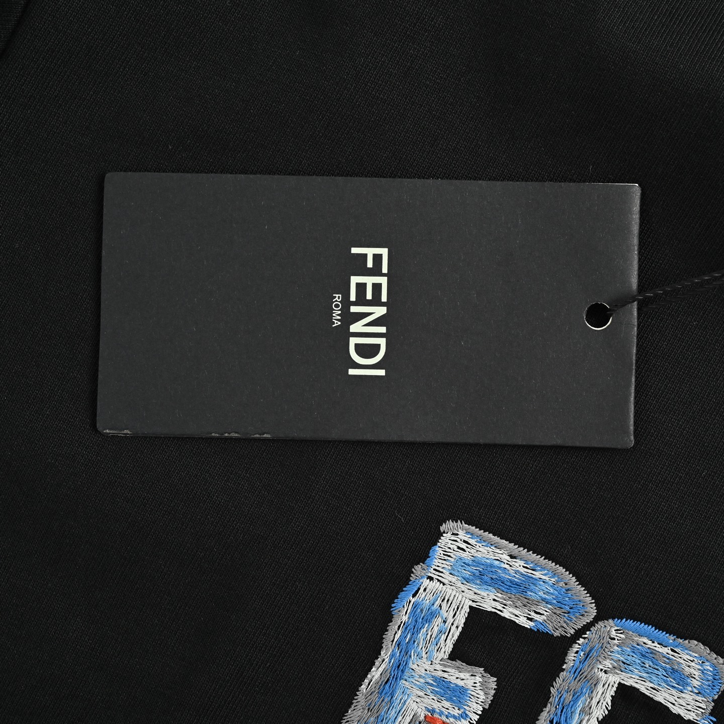Fendi/芬迪 26ss 蓝字母刺绣短袖 轻奢主义 黑色/白色 Fendi/芬迪 26ss 蓝字母刺绣短袖 轻奢主义 黑色/白色
