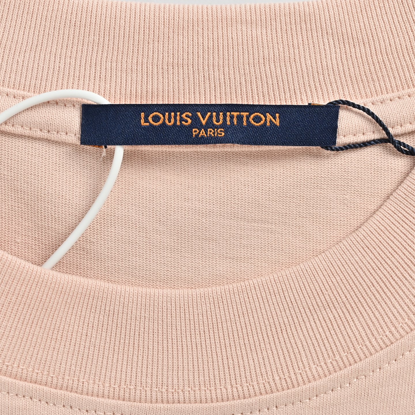 Louis Vuitton/路易威登 26ss 胸口皮牌logo短袖复古粉 Louis Vuitton/路易威登 26ss 胸口皮牌logo短袖复古粉