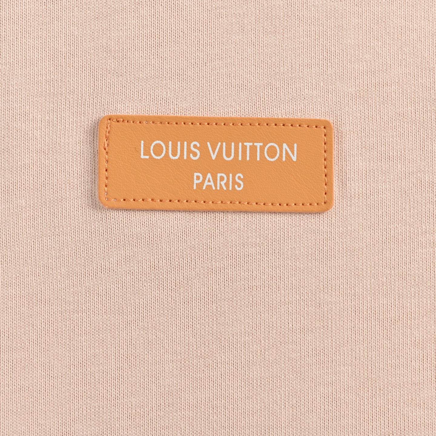 Louis Vuitton/路易威登 26ss 胸口皮牌logo短袖复古粉 Louis Vuitton/路易威登 26ss 胸口皮牌logo短袖复古粉