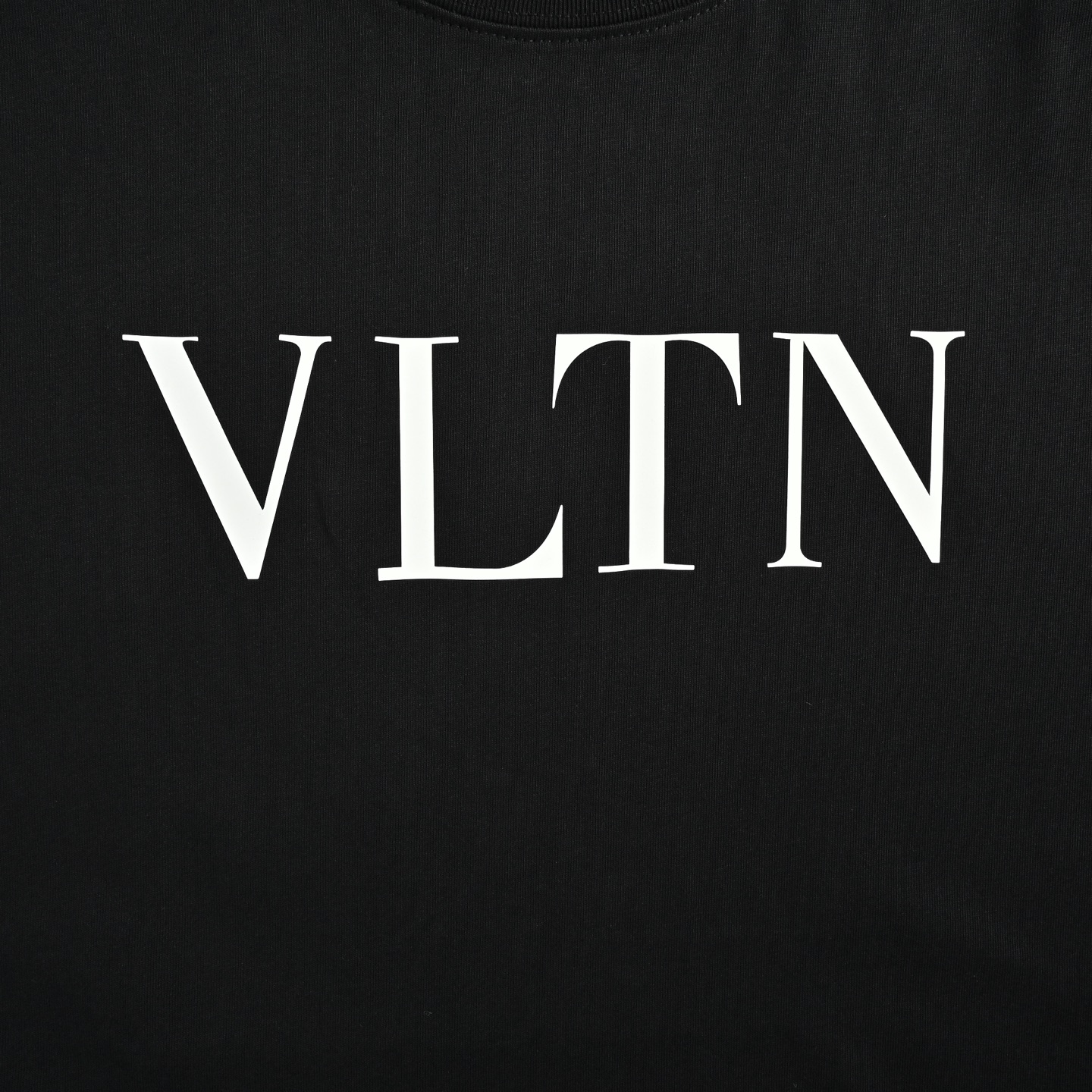 VALENTINO/华伦天奴 简约标识硅胶字母短袖 字母logo印花短袖T恤-莆田鞋,莆田鞋货源,高仿鞋,高仿鞋货源,安福档口,莆田高仿鞋,莆田鞋批发,高仿鞋批发,莆田高仿运动鞋,高仿运动鞋,莆田运动鞋 VALENTINO/华伦天奴 简约标识硅胶字母短袖 字母logo印花短袖T恤