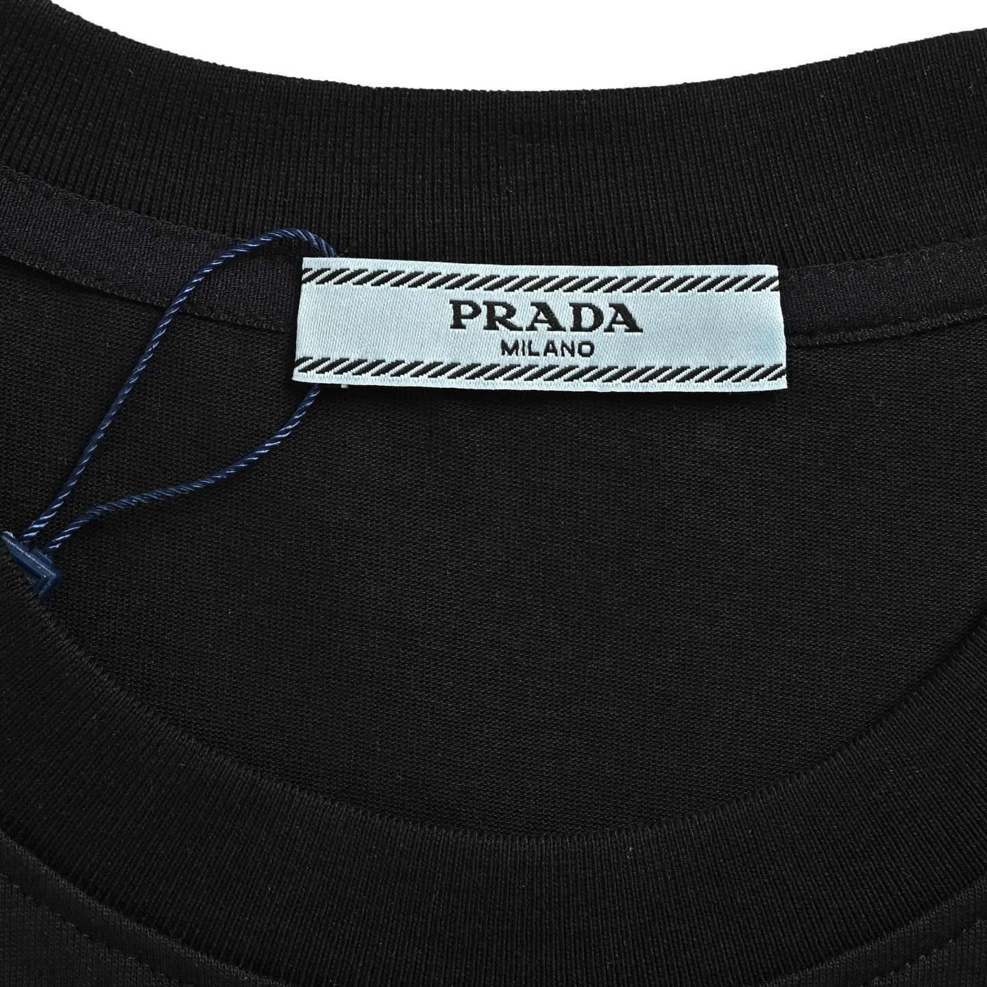 Prada/普拉达 26ss 徽章字母刺绣短袖-Chinese UA Cheap High Quatity Brand Clothes Bags handbags Sneakers wholesale wholesaler seller from China Factory suppliers Fashion Clothing Shoes best Quality Beautiful Price Prada/普拉达 26ss 徽章字母刺绣短袖
