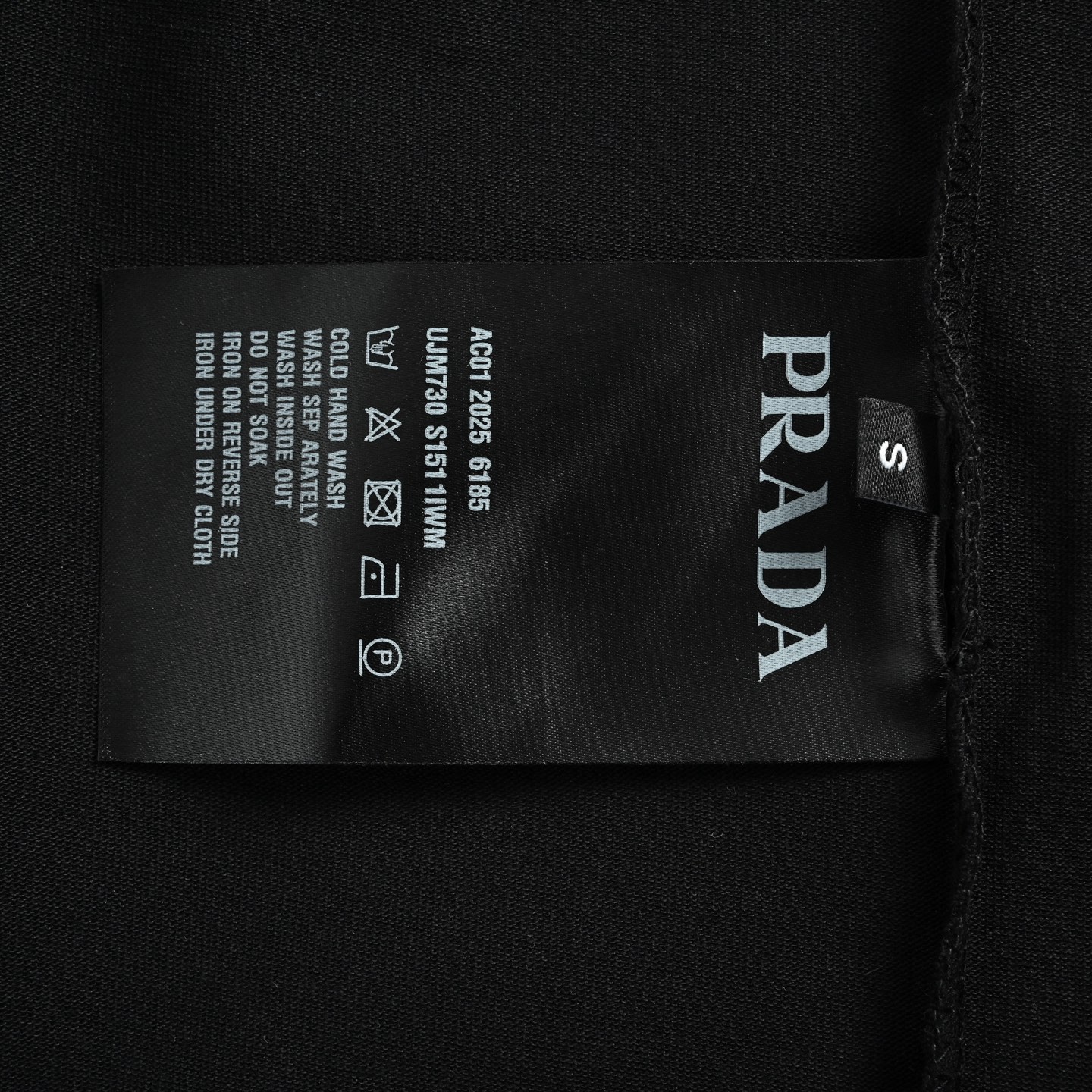 Prada/普拉达 26ss 徽章字母刺绣短袖-Chinese UA Cheap High Quatity Brand Clothes Bags handbags Sneakers wholesale wholesaler seller from China Factory suppliers Fashion Clothing Shoes best Quality Beautiful Price Prada/普拉达 26ss 徽章字母刺绣短袖