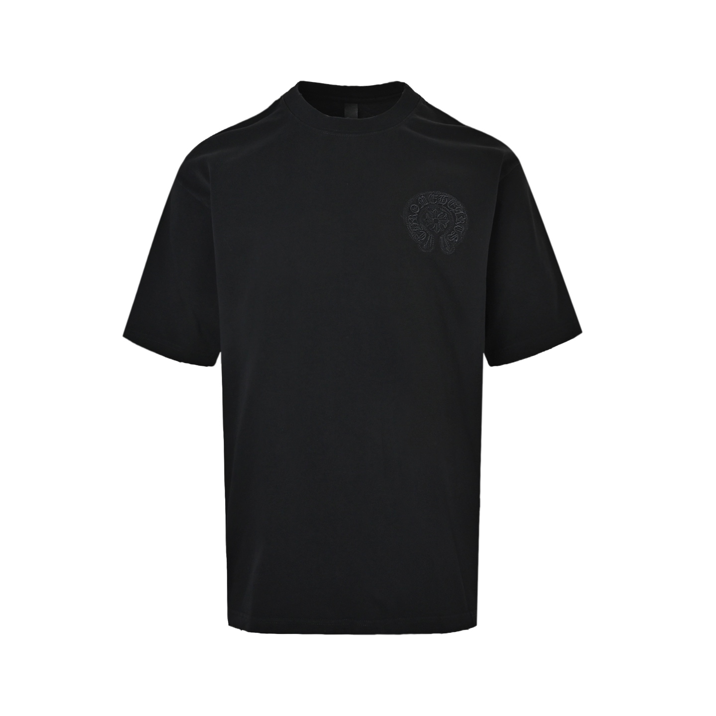 Chrome Hearts/克罗心 重工二次水洗中空刺绣短袖 os版型真的很迷人 克罗家也真的是绝绝子 每一季新品版型都做到极致 实穿度很高,随意搭都nice✔️ - ⚠️100%棉 采用32支双纱 260克重面料 进口针织针梳棉进行制作,厚度适中,有垂感又有轮廓型,上身就是一个舒适 对微胖身型包容性强,穿上瞬间瘦五斤! 领口捆条采用纯棉本布一体切的捆条 无色差 不会变形 前幅#后幅采用重工中空刺元素# 进口田岛高密度重工刺绣工艺 字体立体饱满 需要经过二次水洗工艺才能达到的立体效果 衣身做中空绣洗 做旧元素处理,更大大增加了服装的趣味性;独特的视觉效果.特殊水洗效果处理后形成了一种的独特做旧效果. 近两年oversize版型成了潮流的专注 也一直是近两年火爆主打 设计师的变更让此品牌一炮而红 时代的进步时装也需要新鲜的元素和新潮设计的血液冲击,才能把辉煌延续下去! 内搭外穿都巨时髦,高街出行必备! 绝对的“吸睛款”可搭配情侣💏 颜色:黑色 白色
