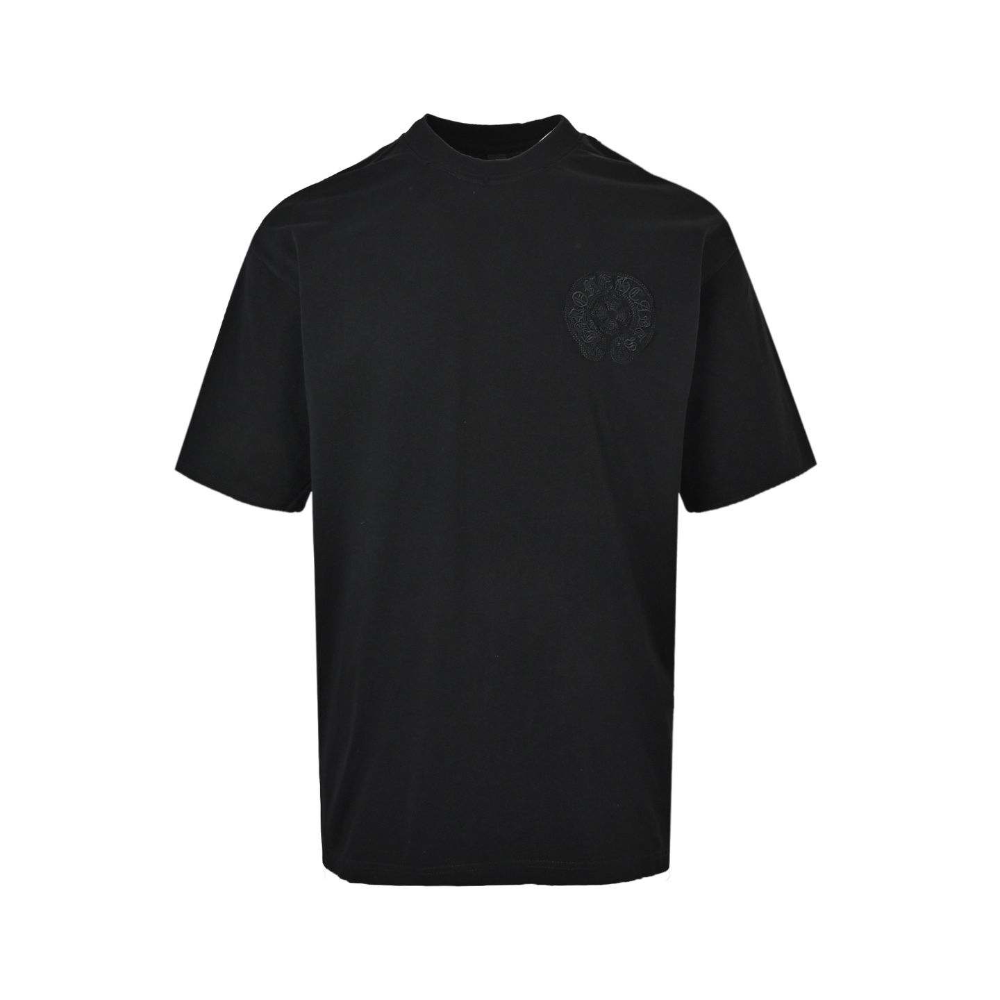 Chrome Hearts/克罗心 重工磨破二次水洗贴布短袖 os版型真的很迷人 克罗心也真的是绝绝子 每一季新品版型都做到极致 实穿度很高,随意搭都nice✔️ - ⚠️100%棉 采用32支双纱 260克重面料 进口针织针梳棉进行制作,厚度适中,有垂感又有轮廓型,上身就是一个舒适 对微胖身型包容性强,穿上瞬间瘦五斤! 前幅#后幅 艺术排列十字架贴布刺绣搭配进口田岛高密度重工刺绣工艺 字体立体饱满 衣身加入普洗磨破元素处理,更大大增加了服装的趣味性;独特的视觉效果.特殊处理后形成了一种的独特效果 版型添加了不规则下摆 今年克罗心主打版型 近两年oversize版型成了潮流的专注 也一直是近两年火爆主打 设计师的变更让此品牌一炮而红 时代的进步时装也需要新鲜的元素和新潮设计的血液冲击,才能把辉煌延续下去! 内搭外穿都巨时髦,高街出行必备! 绝对的“吸睛款”可搭配情侣💏 颜色:黑色 白色