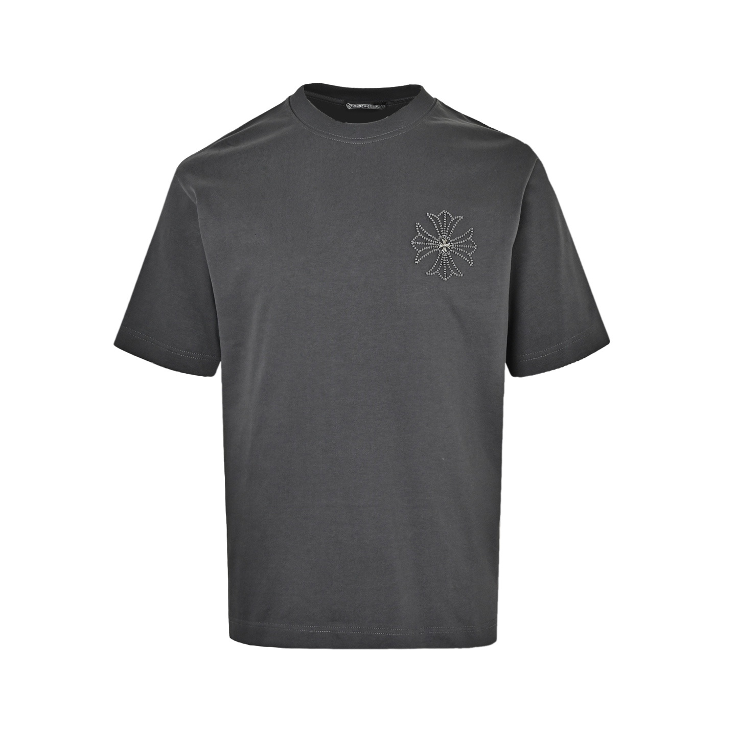 Chrome Hearts/克罗心 26ss 十字架贴布刺绣短袖 原单美式酸洗做旧激光烧花绣 最高版本 客定款式 重工定制面料300克双纱 前幅字母精致刺绣 背后大面积镂空刺绣 质感拉满 包边到尖 身着非常舒适 裁剪无需多言 开模原版 100%真丝洗水标 原版吊牌➕配套吊绳➕3D吊粒➕原版包装袋 袖窿对版手法 颜色:黑色 白色 玫红 灰色