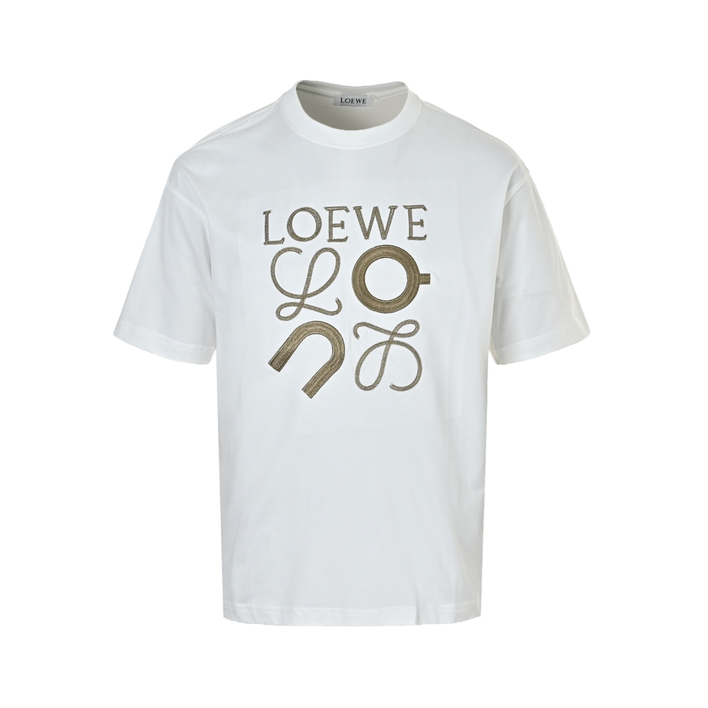 Loewe/罗意威 ON昂跑联名系列刺绣短袖 定制280克纯棉双纱面料透气性非常好并且洗了也不变形 厚版刺绣工艺 胸口 后副都做了标识LOGO LOEW x On合作系列探索精彩的户外活动融合两个品牌的设计,既时尚休闲又百搭 三标齐 男女同款