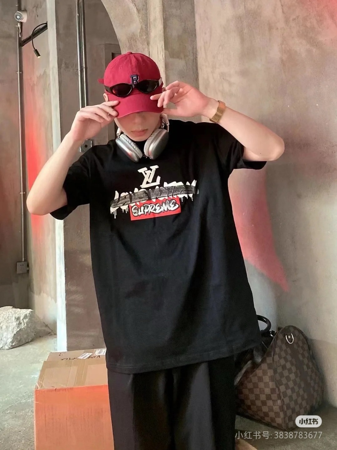 #Louis Vuitton & Supreme 联名logo涂鸦印花短袖上身效果
