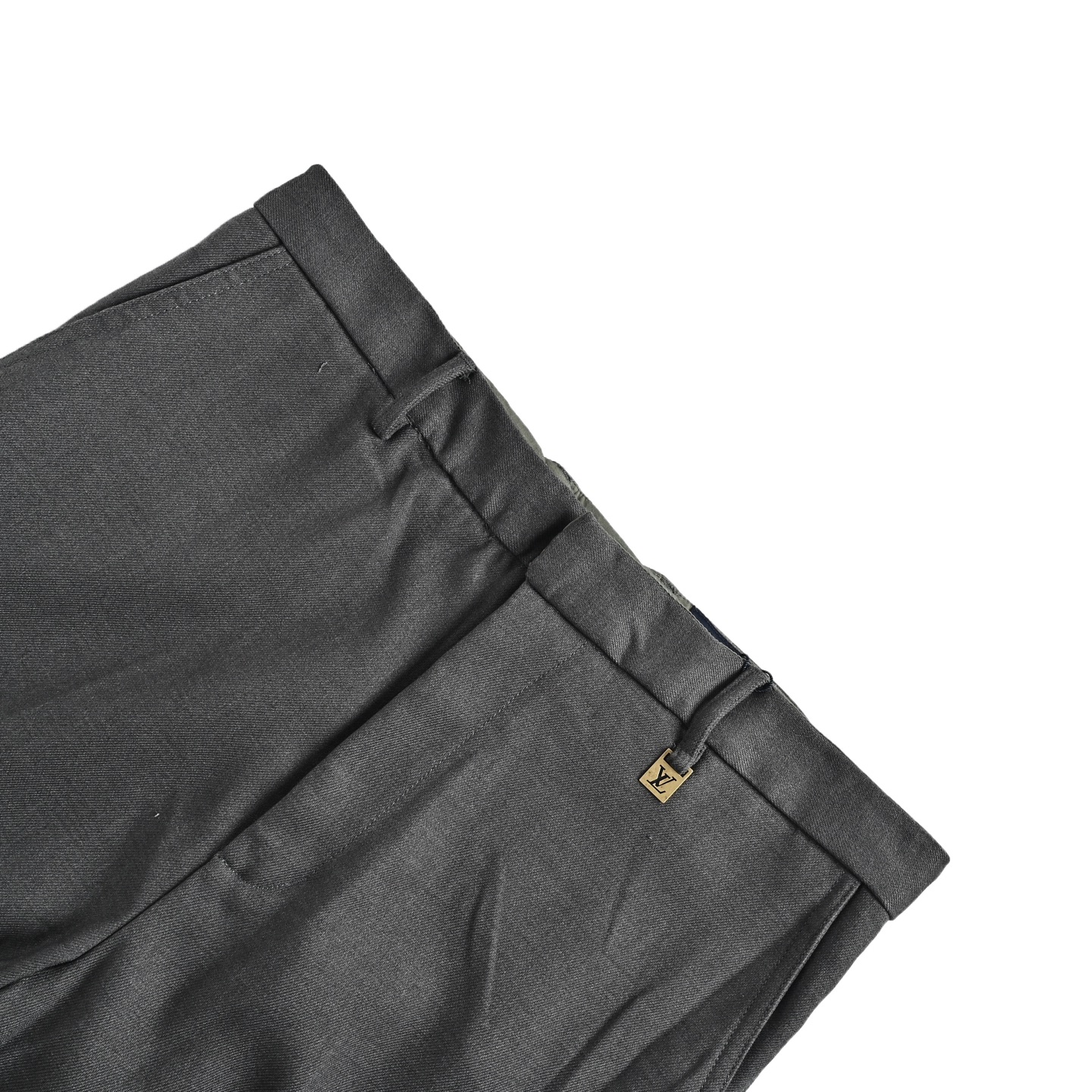 Louis Vuitton/路易威登 26ss 链条羊毛西裤 独家定织订染70羊毛混纺 斜纹竹节肌理感风格面料 单排扣英式夹克西装剪裁 立体有型并不死板 开模订制珠宝饰品挂件 刻字纽扣皮牌 细节领内刺绣和精湛做工走线 高定产品 完美还原