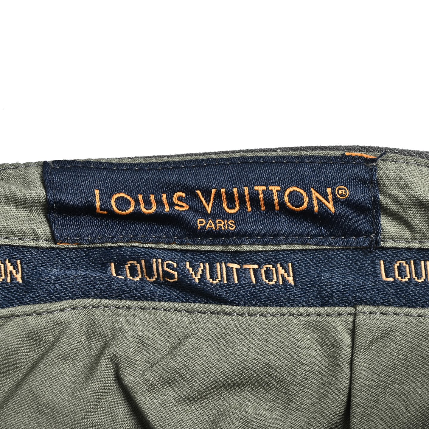 Louis Vuitton/路易威登 26ss 链条羊毛西裤 独家定织订染70羊毛混纺 斜纹竹节肌理感风格面料 单排扣英式夹克西装剪裁 立体有型并不死板 开模订制珠宝饰品挂件 刻字纽扣皮牌 细节领内刺绣和精湛做工走线 高定产品 完美还原