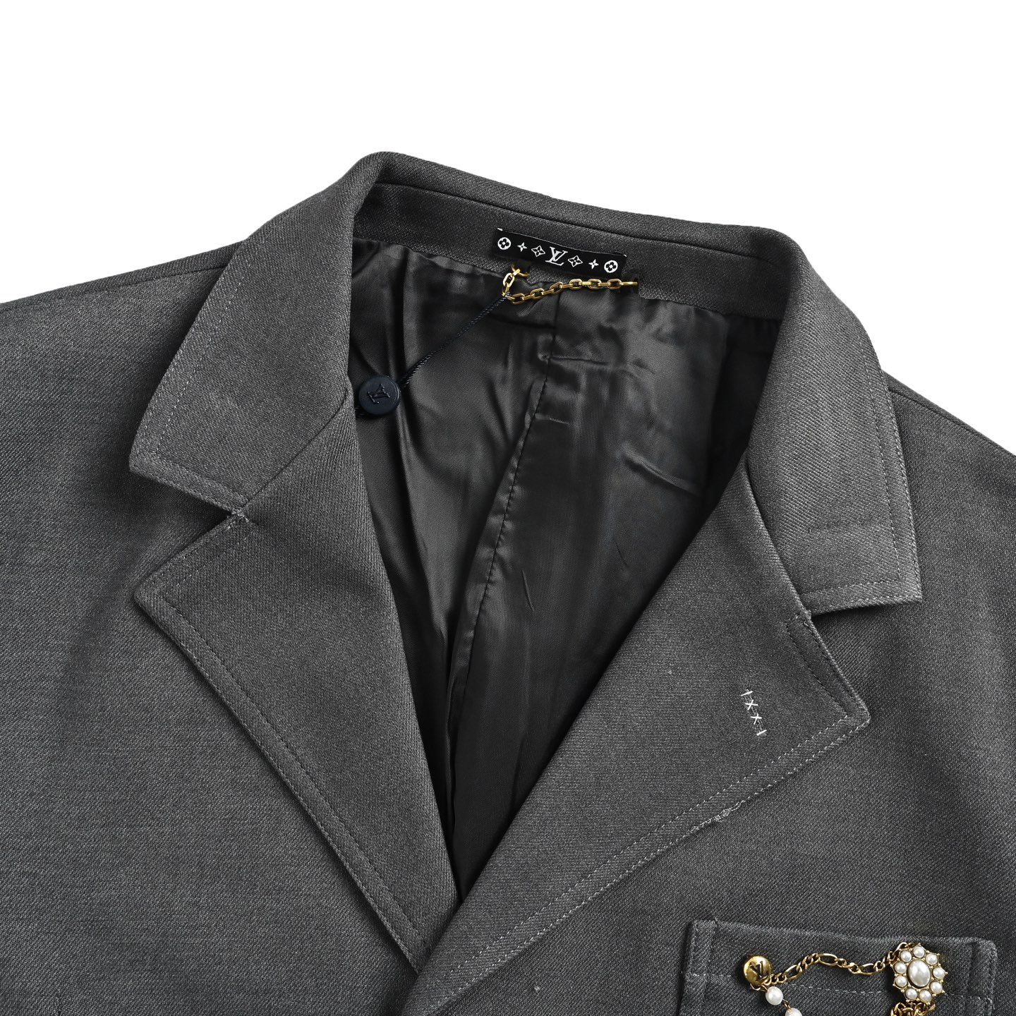 Louis Vuitton/路易威登 26ss 链条羊毛西裤 独家定织订染70羊毛混纺 斜纹竹节肌理感风格面料 单排扣英式夹克西装剪裁 立体有型并不死板 开模订制珠宝饰品挂件 刻字纽扣皮牌 细节领内刺绣和精湛做工走线 高定产品 完美还原
