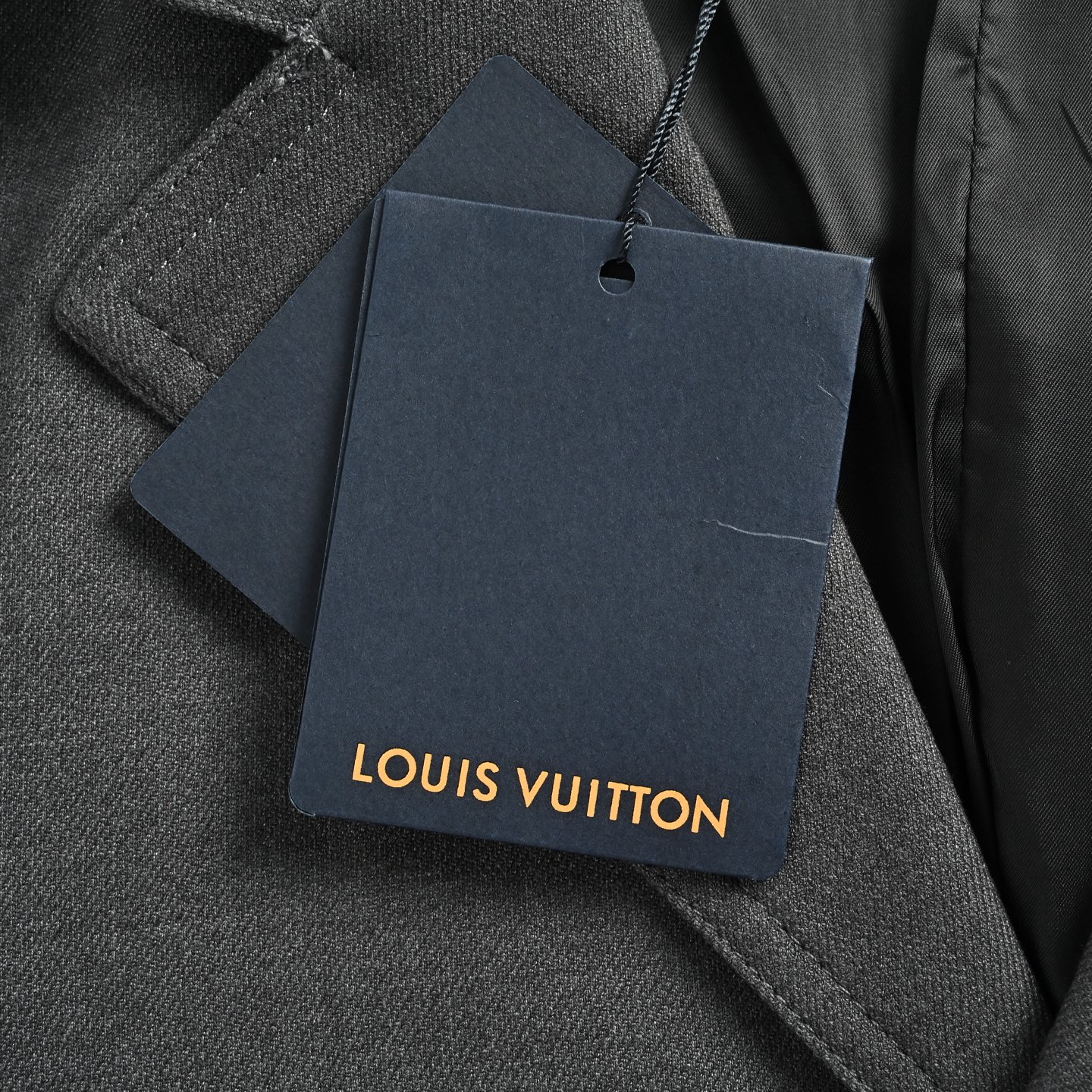 Louis Vuitton/路易威登 26ss 链条羊毛西裤 独家定织订染70羊毛混纺 斜纹竹节肌理感风格面料 单排扣英式夹克西装剪裁 立体有型并不死板 开模订制珠宝饰品挂件 刻字纽扣皮牌 细节领内刺绣和精湛做工走线 高定产品 完美还原