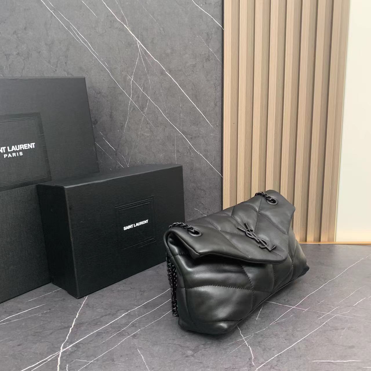 中号8822-升级版LOULOU PUFFER 绗缝小羊皮包，100%小羊皮制作，手感柔软细腻，犹如怀抱