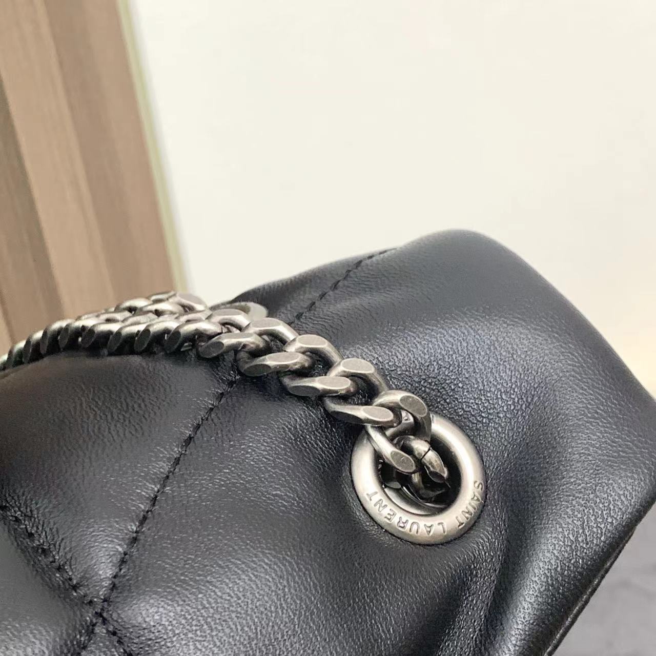 大号8823-升级版LOULOU PUFFER 绗缝小羊皮包，100%小羊皮制作，手感柔软细腻，犹如怀抱
