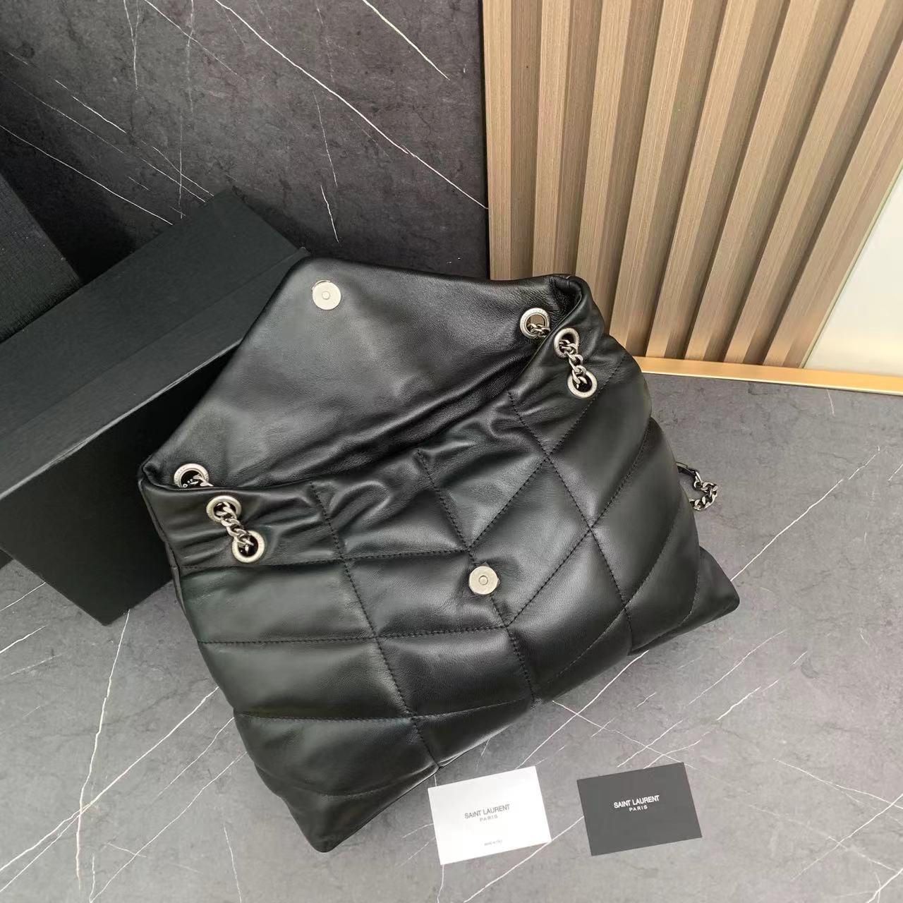 大号8823-升级版LOULOU PUFFER 绗缝小羊皮包，100%小羊皮制作，手感柔软细腻，犹如怀抱