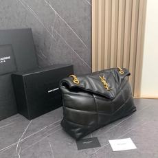 中号8822-升级版LOULOU PUFFER 绗缝小羊皮包,100%小羊皮制作,手感柔软细腻,犹如怀抱 中号8822-升级版LOULOU PUFFER 绗缝小羊皮包,100%小羊皮制作,手感柔软细腻,犹如怀抱