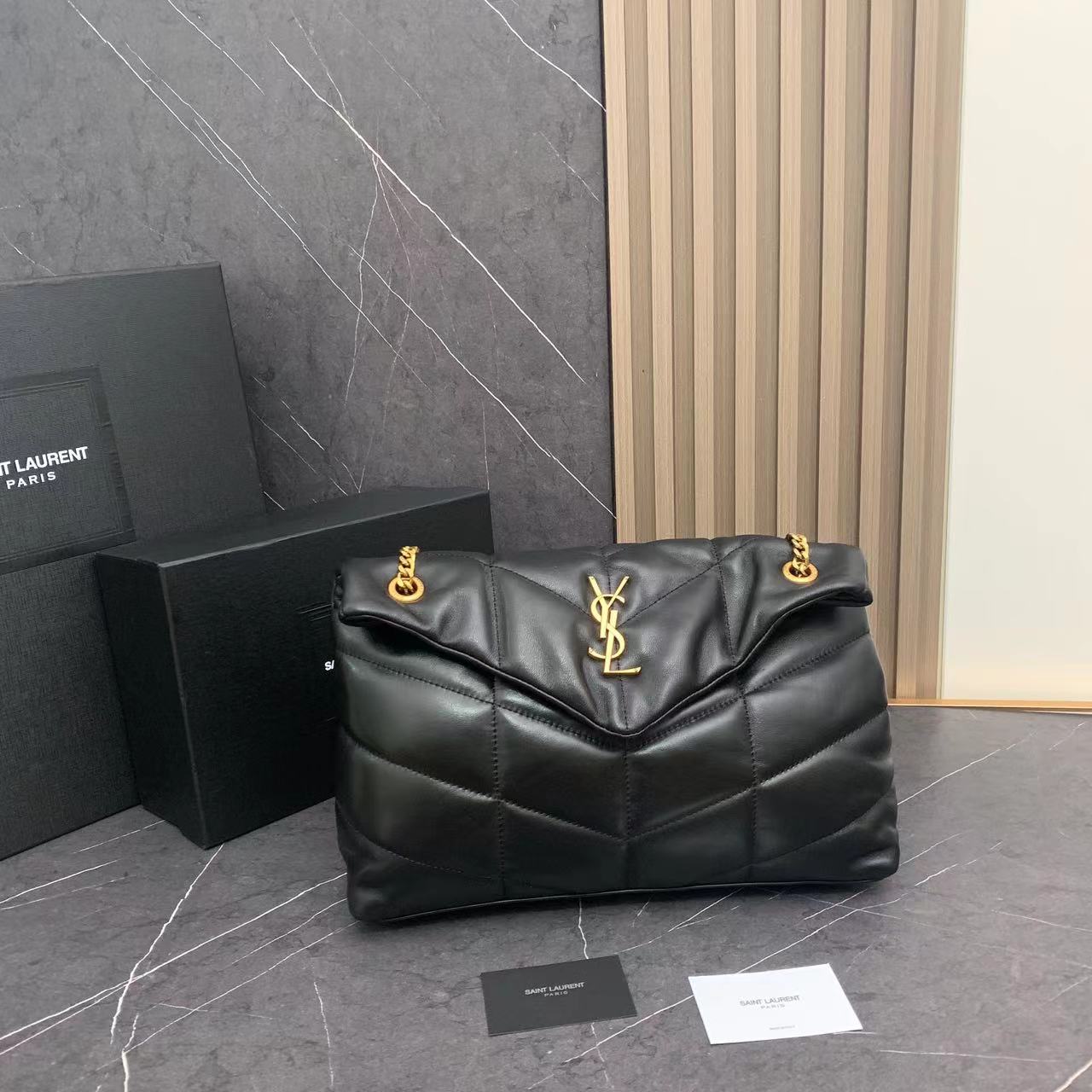 中号8822-升级版LOULOU PUFFER 绗缝小羊皮包，100%小羊皮制作，手感柔软细腻，犹如怀抱