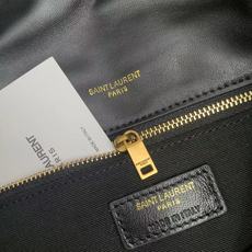 中号8822-升级版LOULOU PUFFER 绗缝小羊皮包,100%小羊皮制作,手感柔软细腻,犹如怀抱 中号8822-升级版LOULOU PUFFER 绗缝小羊皮包,100%小羊皮制作,手感柔软细腻,犹如怀抱