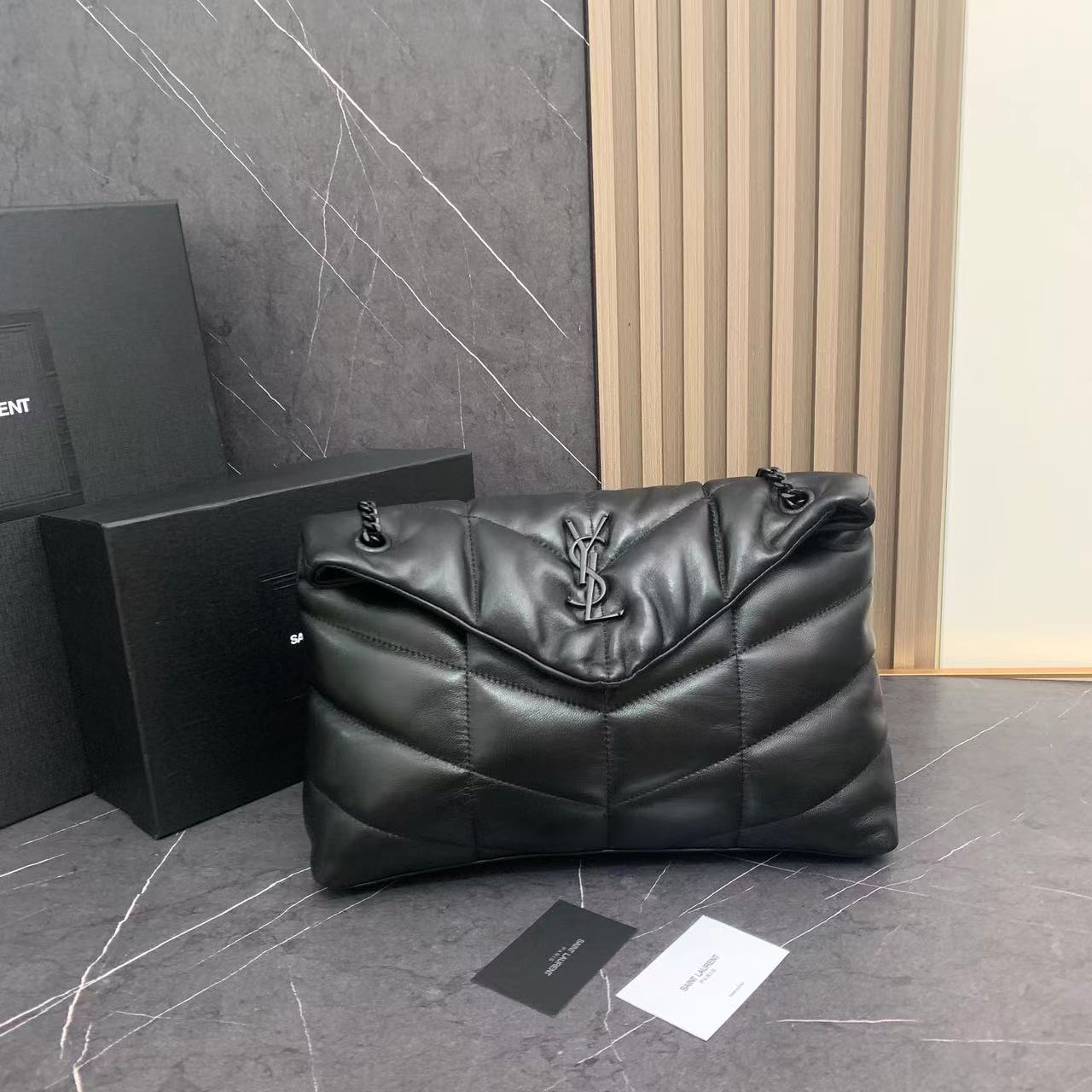 大号8823-升级版LOULOU PUFFER 绗缝小羊皮包，100%小羊皮制作，手感柔软细腻，犹如怀抱
