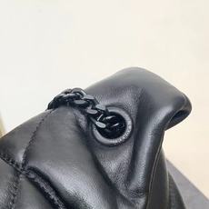 大号8823-升级版LOULOU PUFFER 绗缝小羊皮包,100%小羊皮制作,手感柔软细腻,犹如怀抱 大号8823-升级版LOULOU PUFFER 绗缝小羊皮包,100%小羊皮制作,手感柔软细腻,犹如怀抱