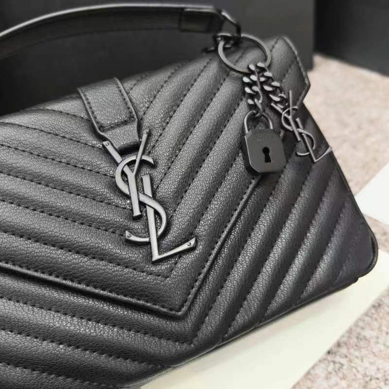 万年款邮差包，火辣辣的劲爆款24Cm，街拍神器，众多明星好莱坞女神的首选款式，怎么搭都好看、怎么搭都毫无