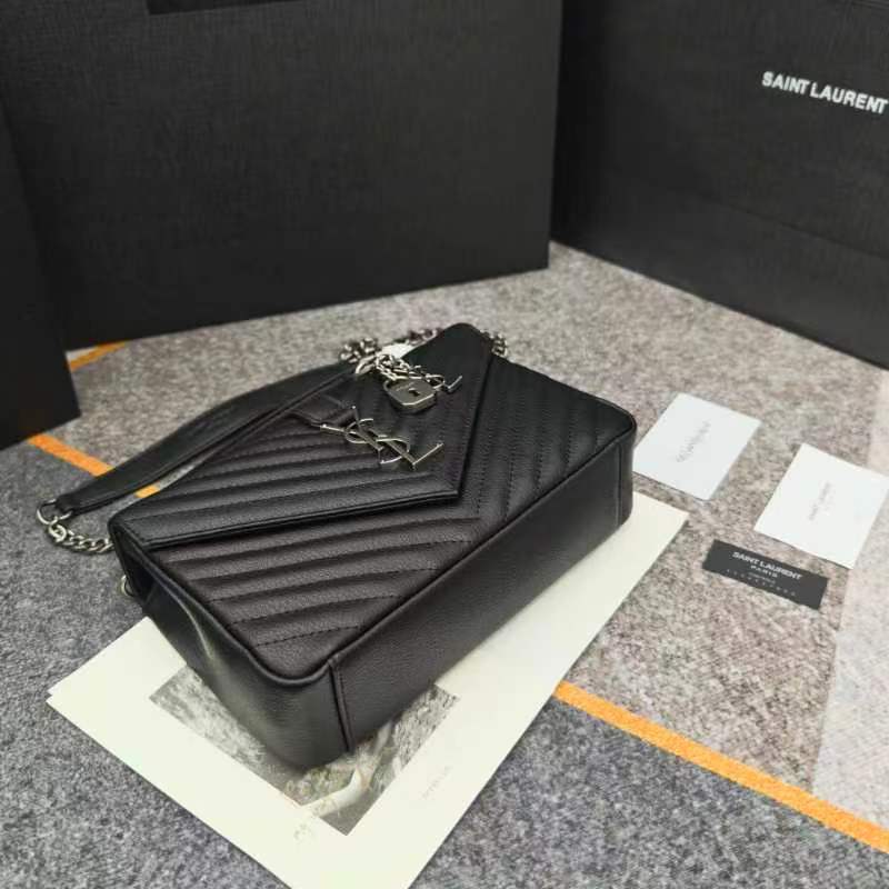 万年款邮差包，火辣辣的劲爆款24Cm，街拍神器，众多明星好莱坞女神的首选款式，怎么搭都好看、怎么搭都毫无
