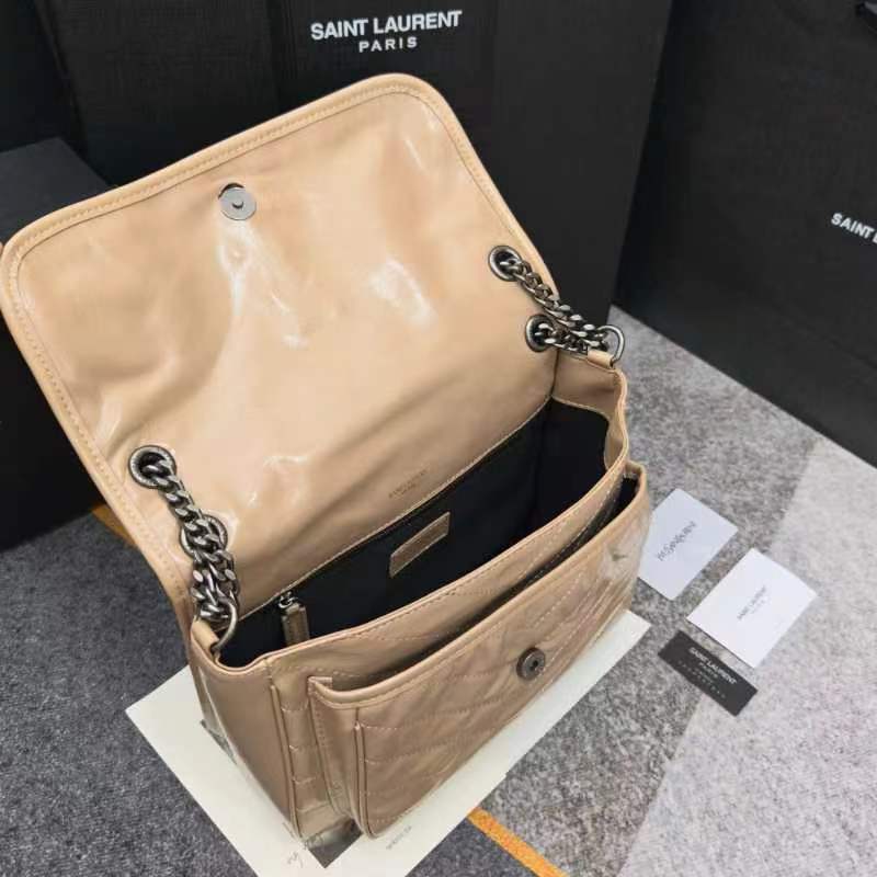 8858，杏色大号28 cm 史上最火爆的NIKI ，新版本增加了D扣，承重能力加倍！轻巧大气！主要是特