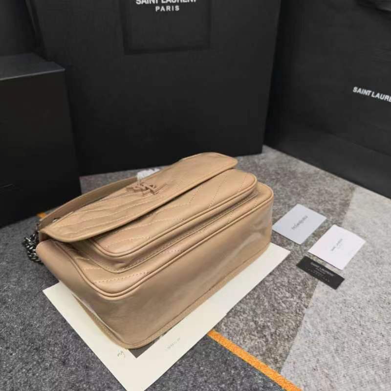 8858，杏色大号28 cm 史上最火爆的NIKI ，新版本增加了D扣，承重能力加倍！轻巧大气！主要是特