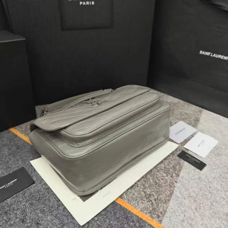 8858，浅灰色大号28 cm 史上最火爆的NIKI ，新版本增加了D扣，承重能力加倍！轻巧大气！主要是