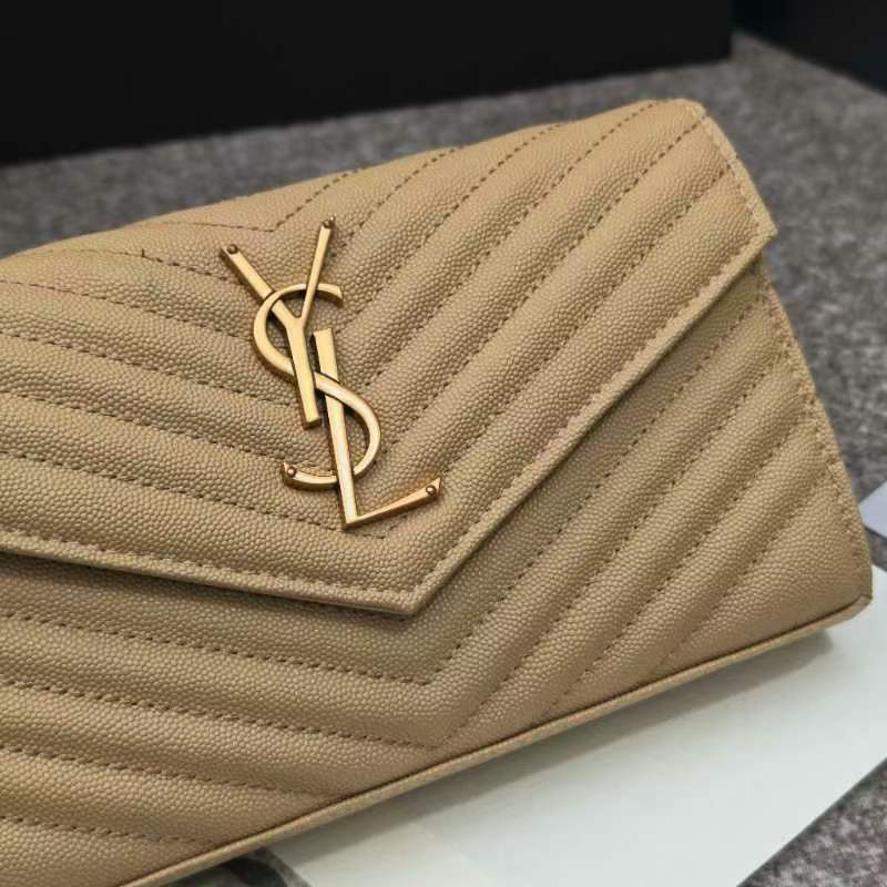 Y- 信封包 👑 超实用的一款小包 ，肩带拆掉可直接当手包用，16个卡位 ，采用球纹牛皮，配上精细的手工