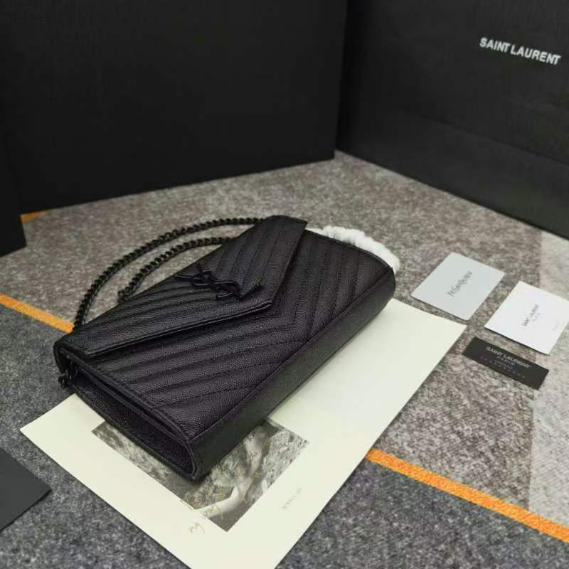 Y- 信封包 👑 超实用的一款小包 ，肩带拆掉可直接当手包用，16个卡位 ，采用球纹牛皮，配上精细的手工