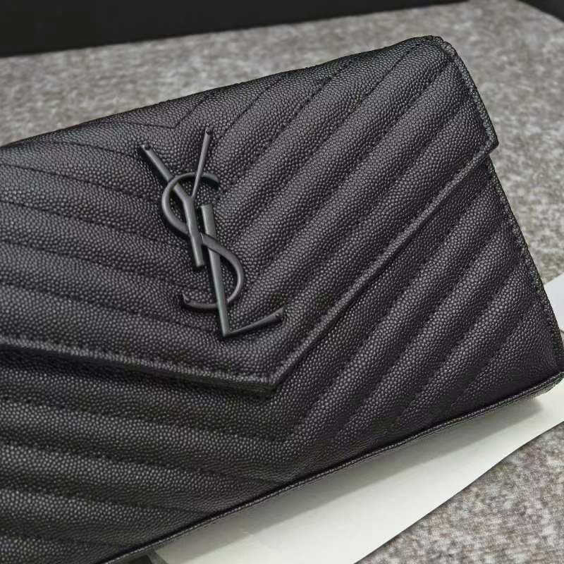 Y- 信封包 👑 超实用的一款小包 ，肩带拆掉可直接当手包用，16个卡位 ，采用球纹牛皮，配上精细的手工