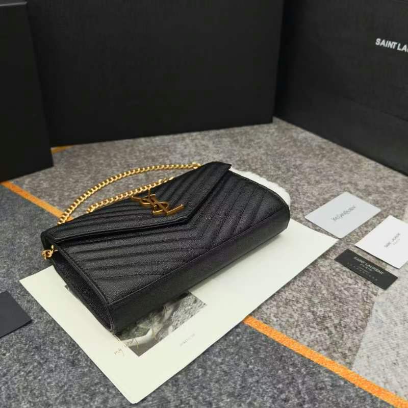 Y- 信封包 👑 超实用的一款小包 ，肩带拆掉可直接当手包用，16个卡位 ，采用球纹牛皮，配上精细的手工