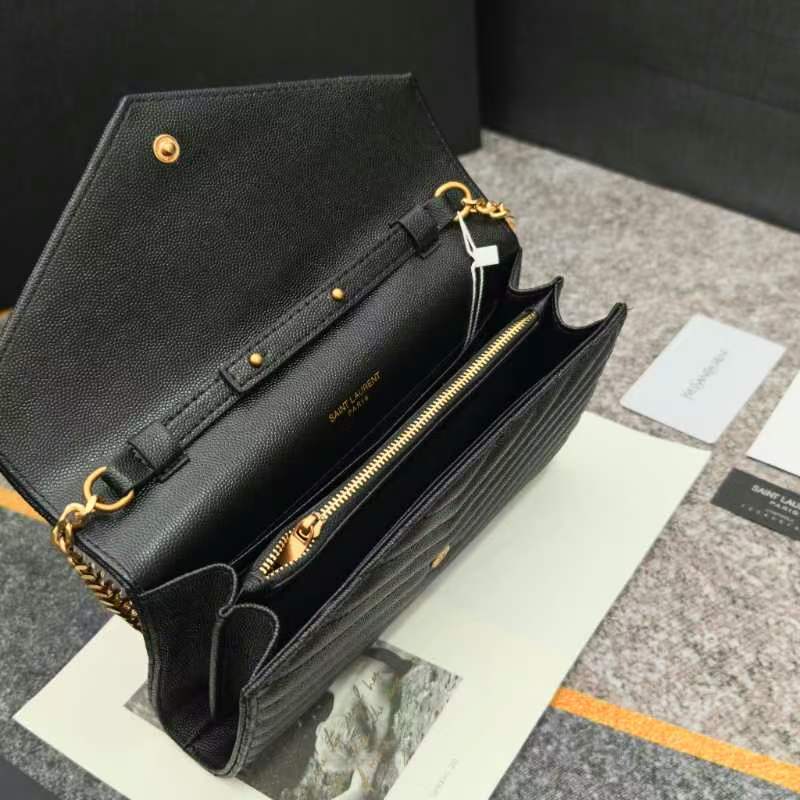 Y- 信封包 👑 超实用的一款小包 ，肩带拆掉可直接当手包用，16个卡位 ，采用球纹牛皮，配上精细的手工