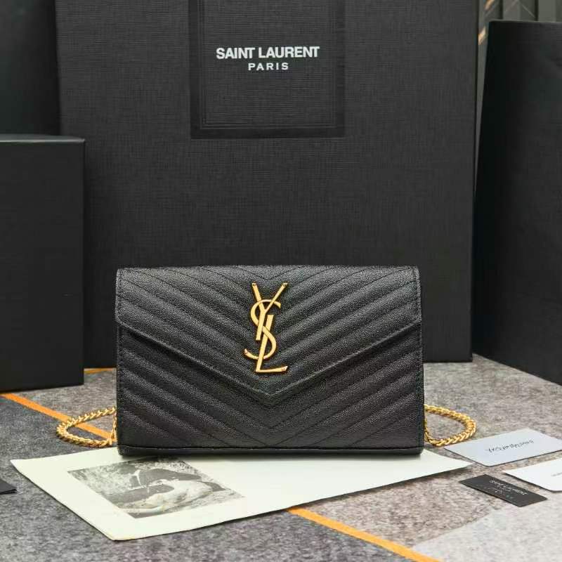 Y- 信封包 👑 超实用的一款小包 ，肩带拆掉可直接当手包用，16个卡位 ，采用球纹牛皮，配上精细的手工