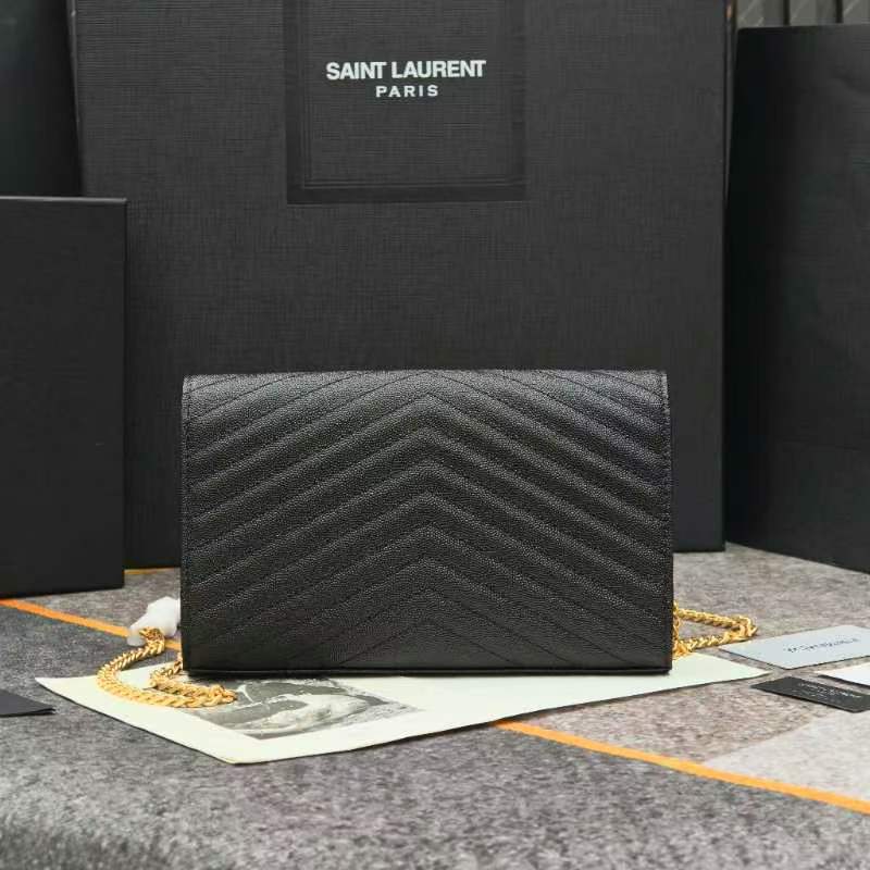 Y- 信封包 👑 超实用的一款小包 ，肩带拆掉可直接当手包用，16个卡位 ，采用球纹牛皮，配上精细的手工