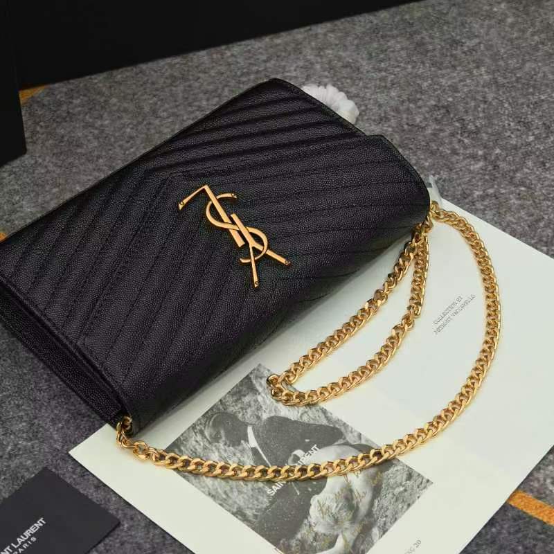Y- 信封包 👑 超实用的一款小包 ，肩带拆掉可直接当手包用，16个卡位 ，采用球纹牛皮，配上精细的手工