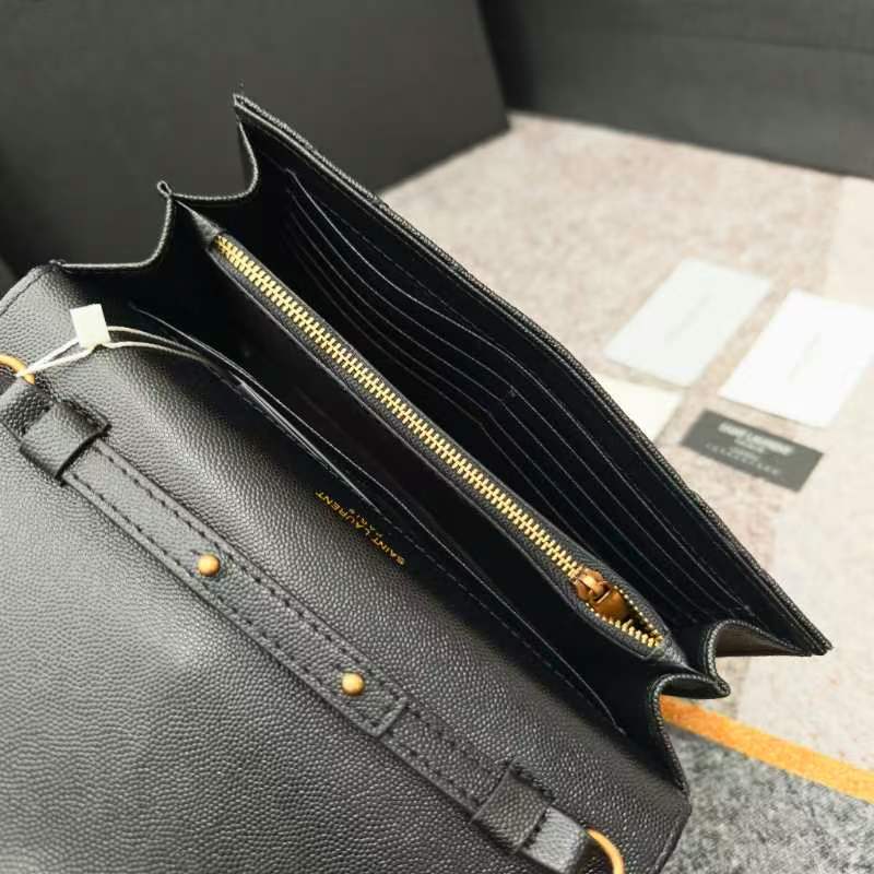 Y- 信封包 👑 超实用的一款小包 ，肩带拆掉可直接当手包用，16个卡位 ，采用球纹牛皮，配上精细的手工